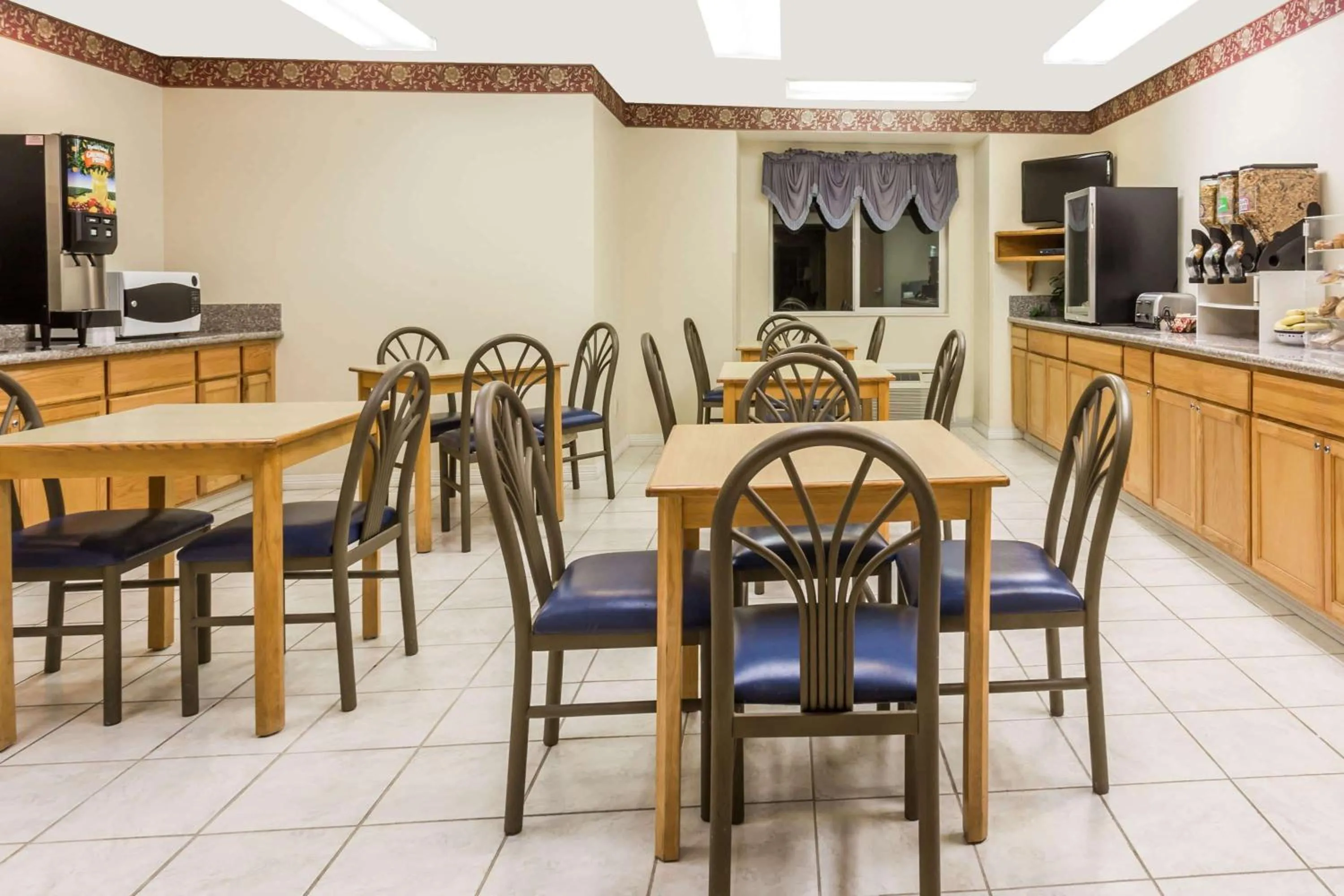 Dining area in Boarders Inn & Suites by Cobblestone Hotels - Brush