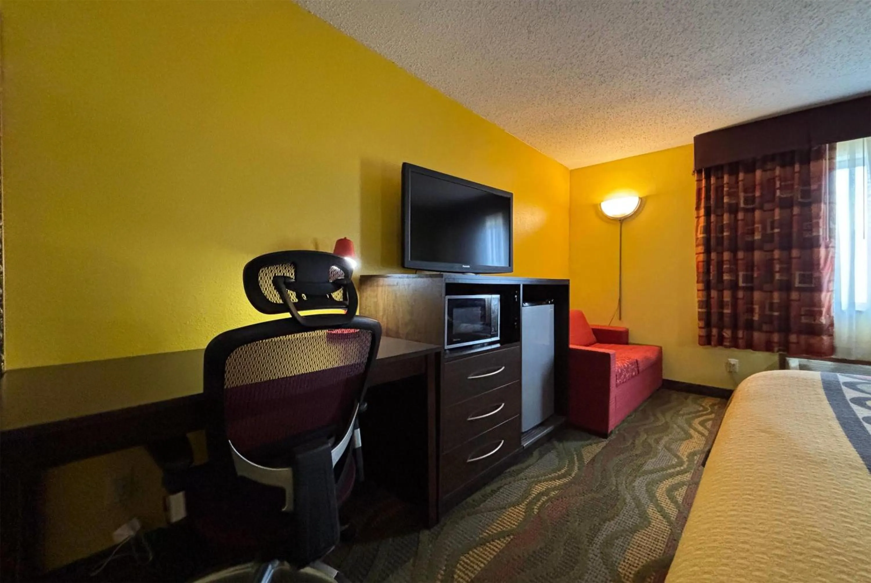 Photo of the whole room, Bed in Super 8 by Wyndham Jacksonville