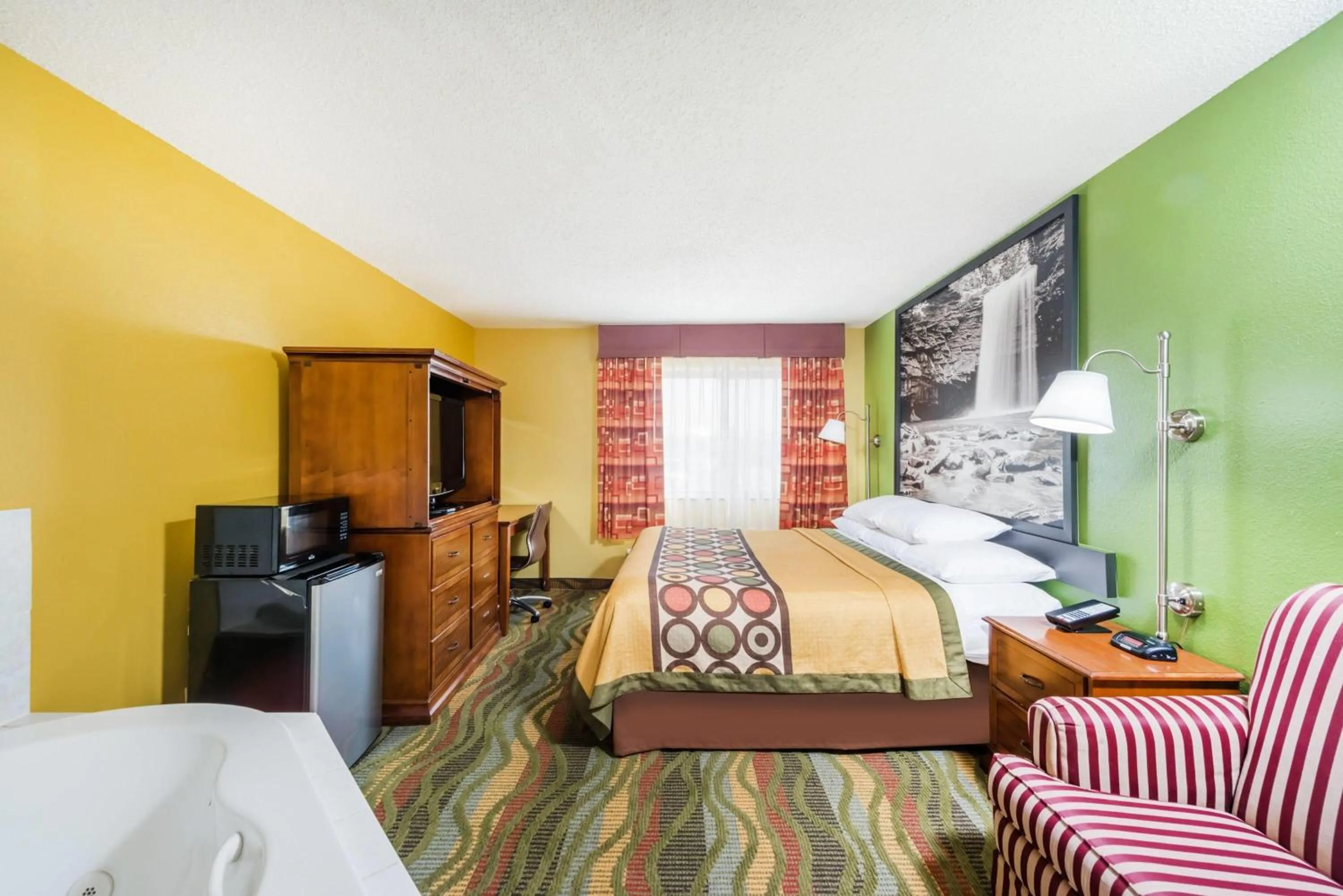 Photo of the whole room, Bed in Super 8 by Wyndham Jacksonville