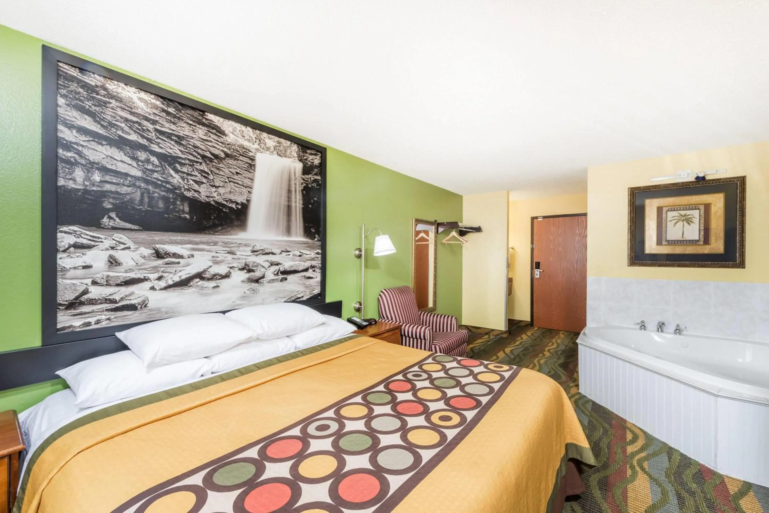 Photo of the whole room, Bed in Super 8 by Wyndham Jacksonville