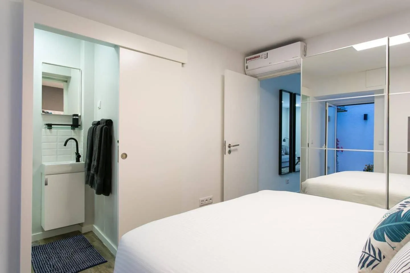 Photo of the whole room, Bed in The Rose of Bairro Alto