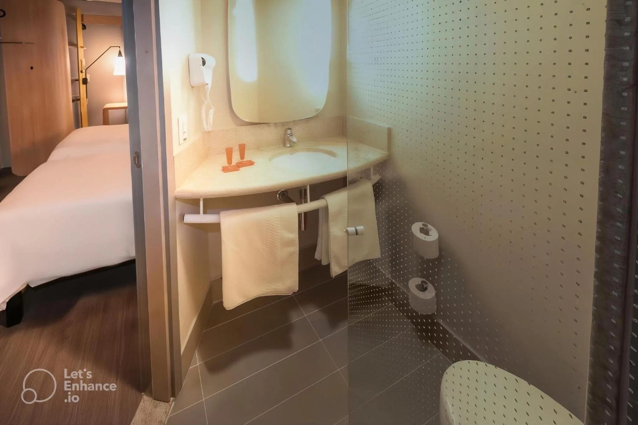 Bathroom, Bed in ibis Juazeiro do Norte