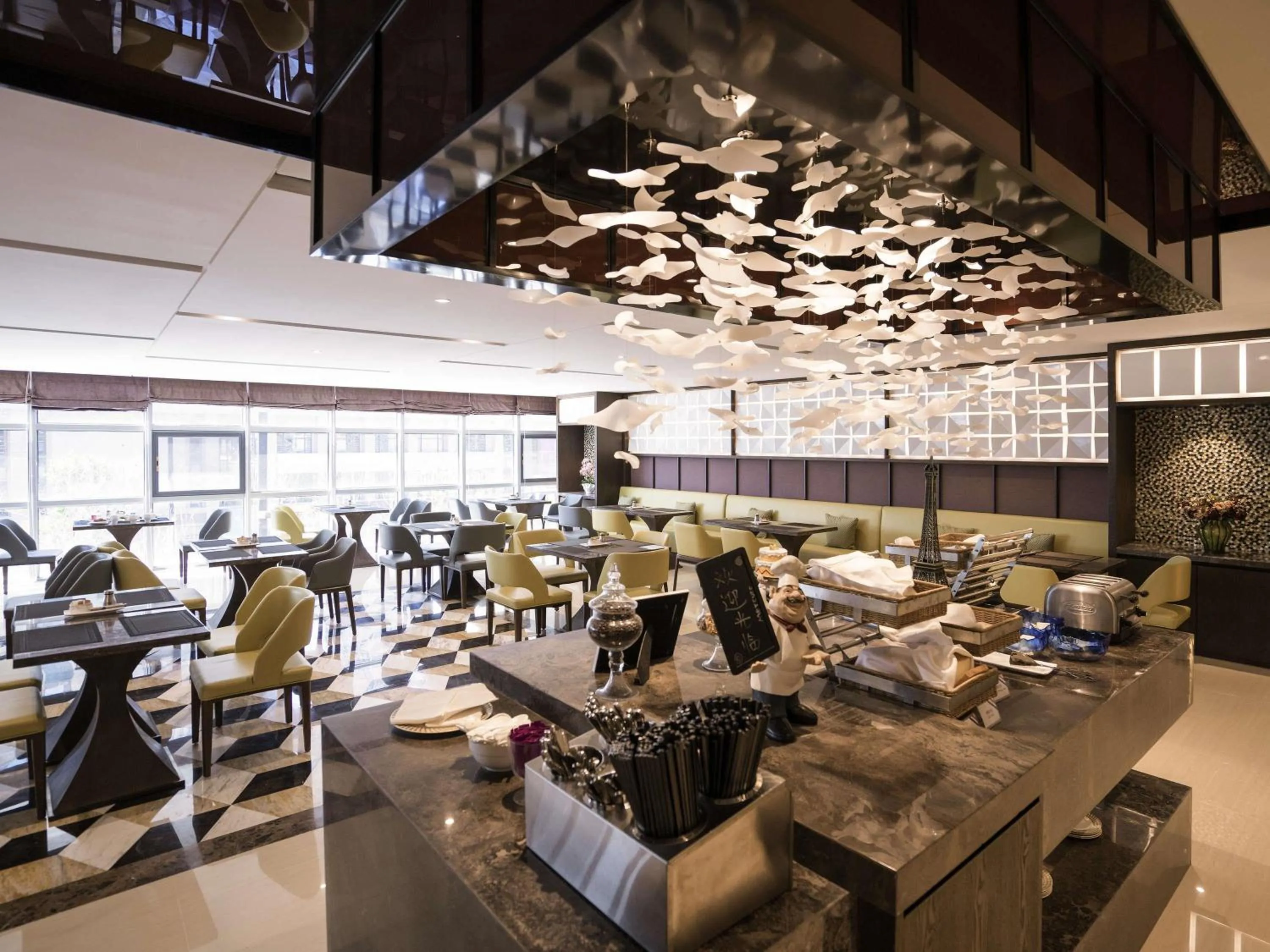 Restaurant/places to eat in Mercure Panjin