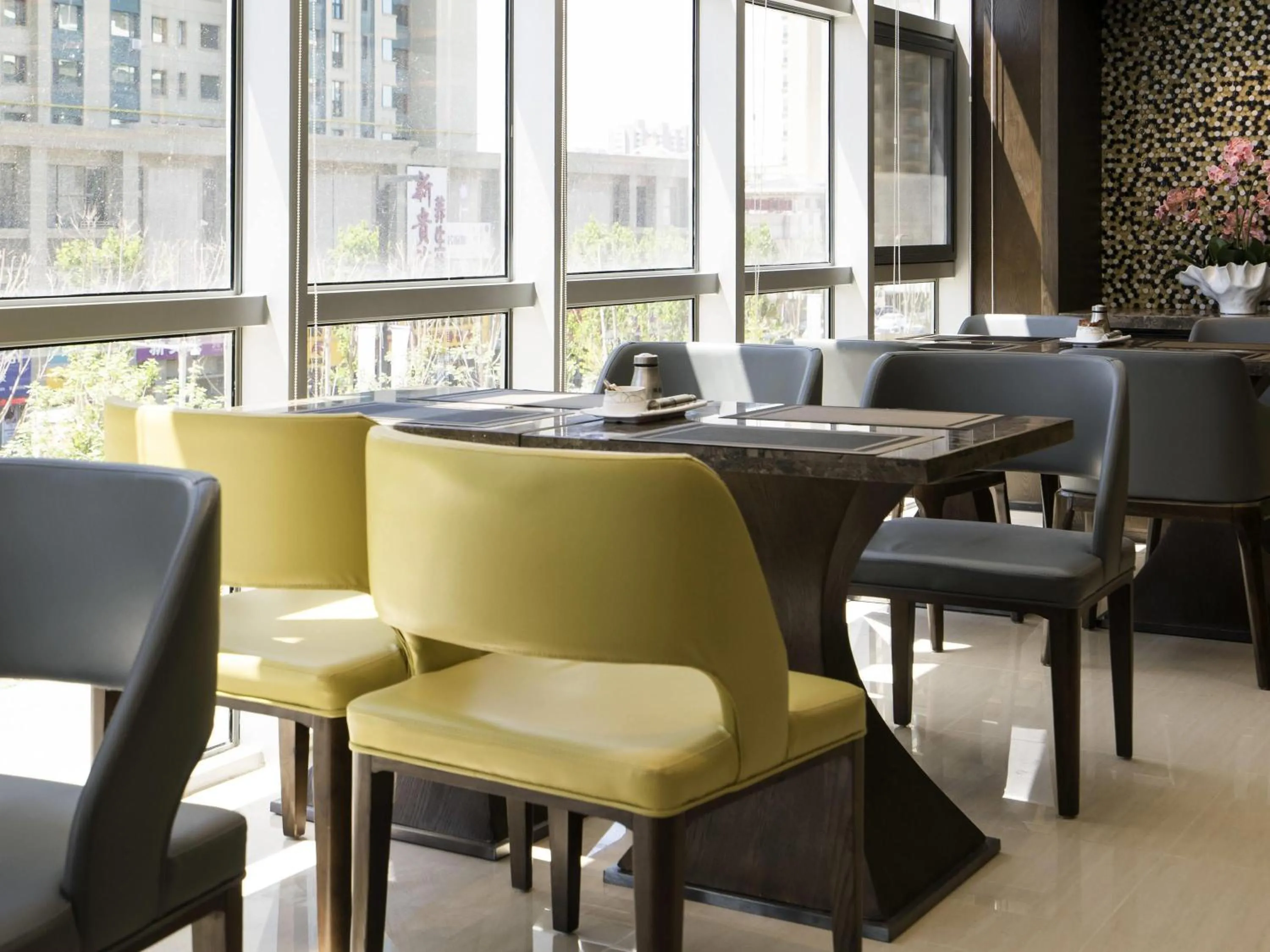 Restaurant/places to eat in Mercure Panjin