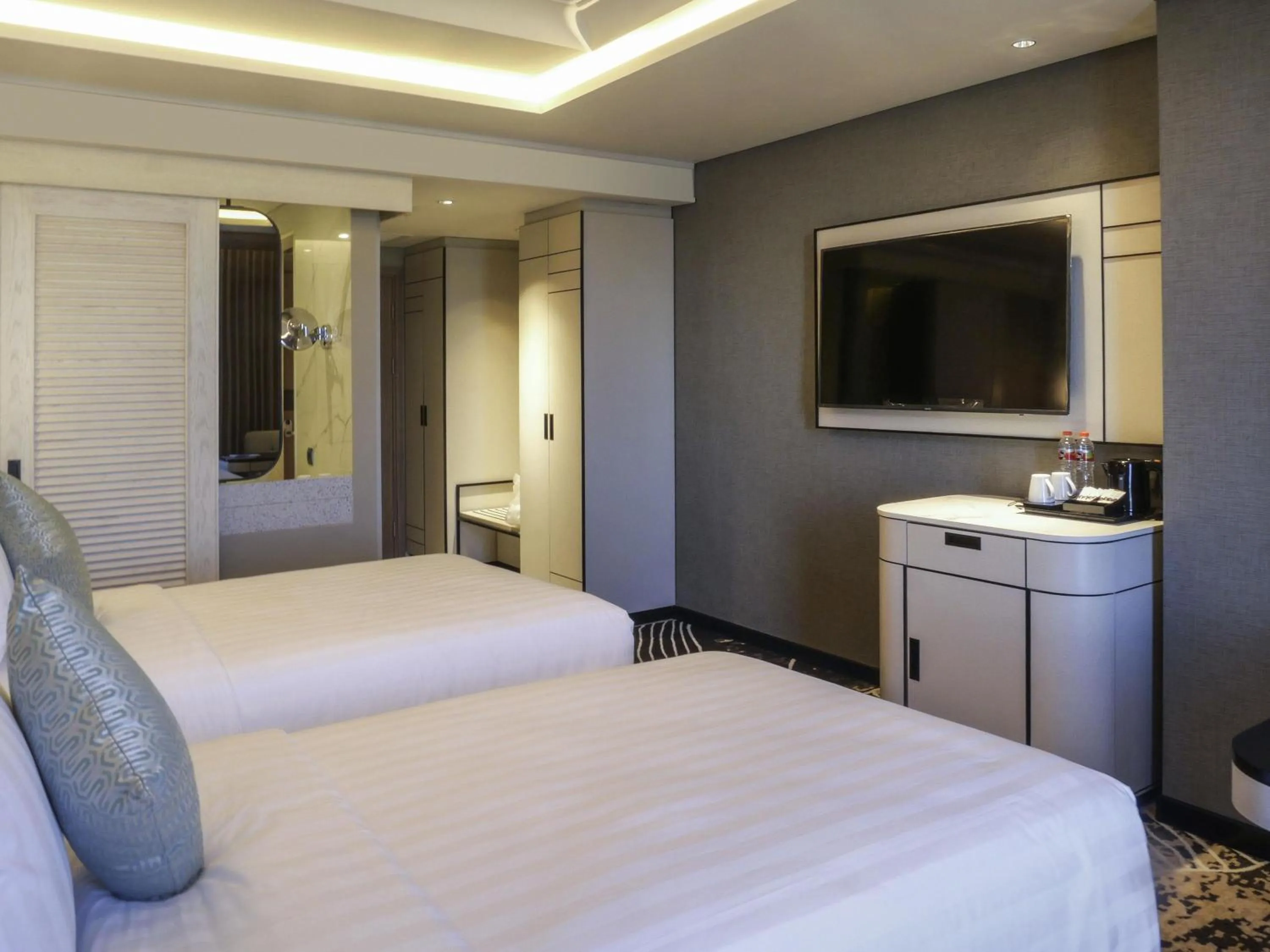 Bedroom, Bed in Movenpick Surabaya City
