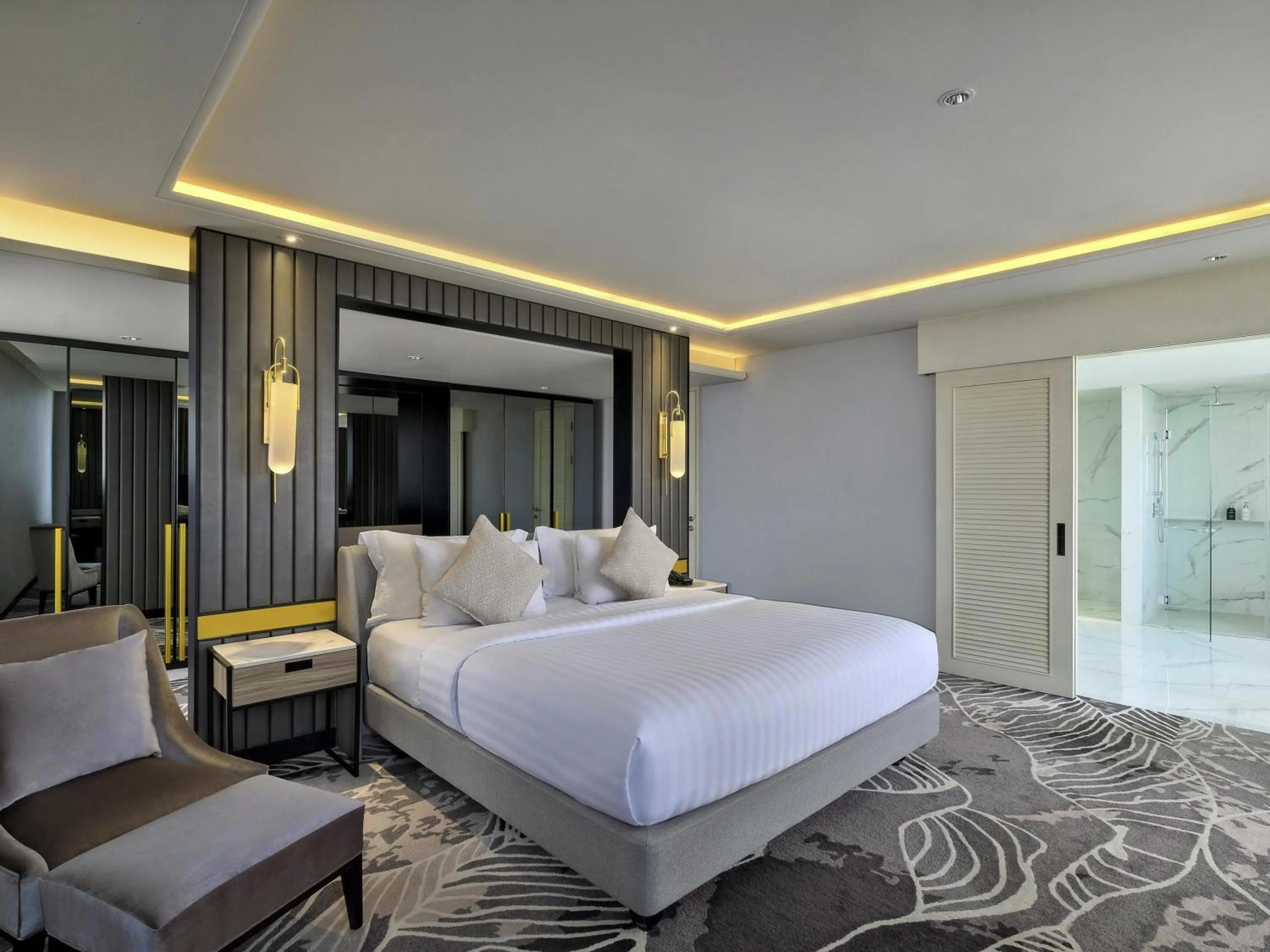 Bedroom, Bed in Movenpick Surabaya City