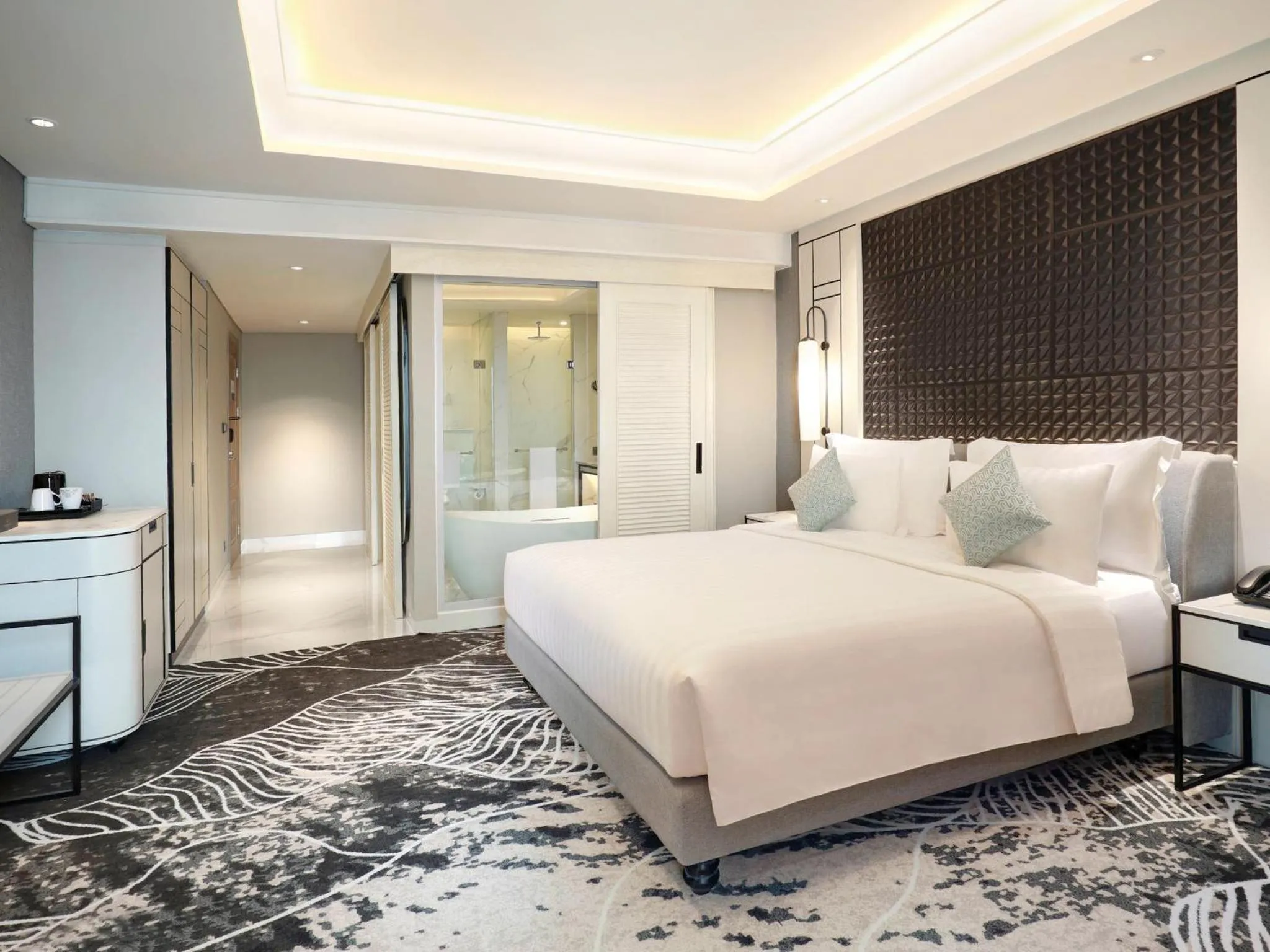 Bedroom, Bed in Movenpick Surabaya City