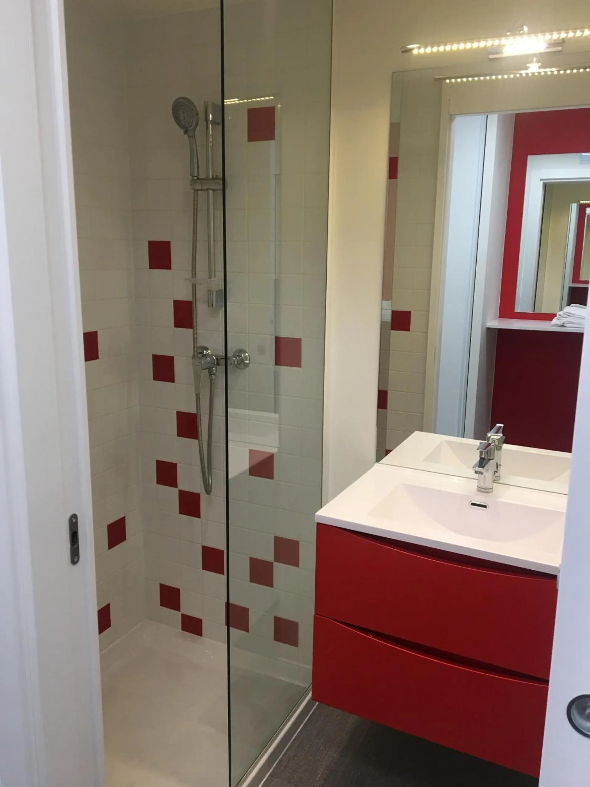 Bathroom in Twenty Business Flats Villejuif Croizat