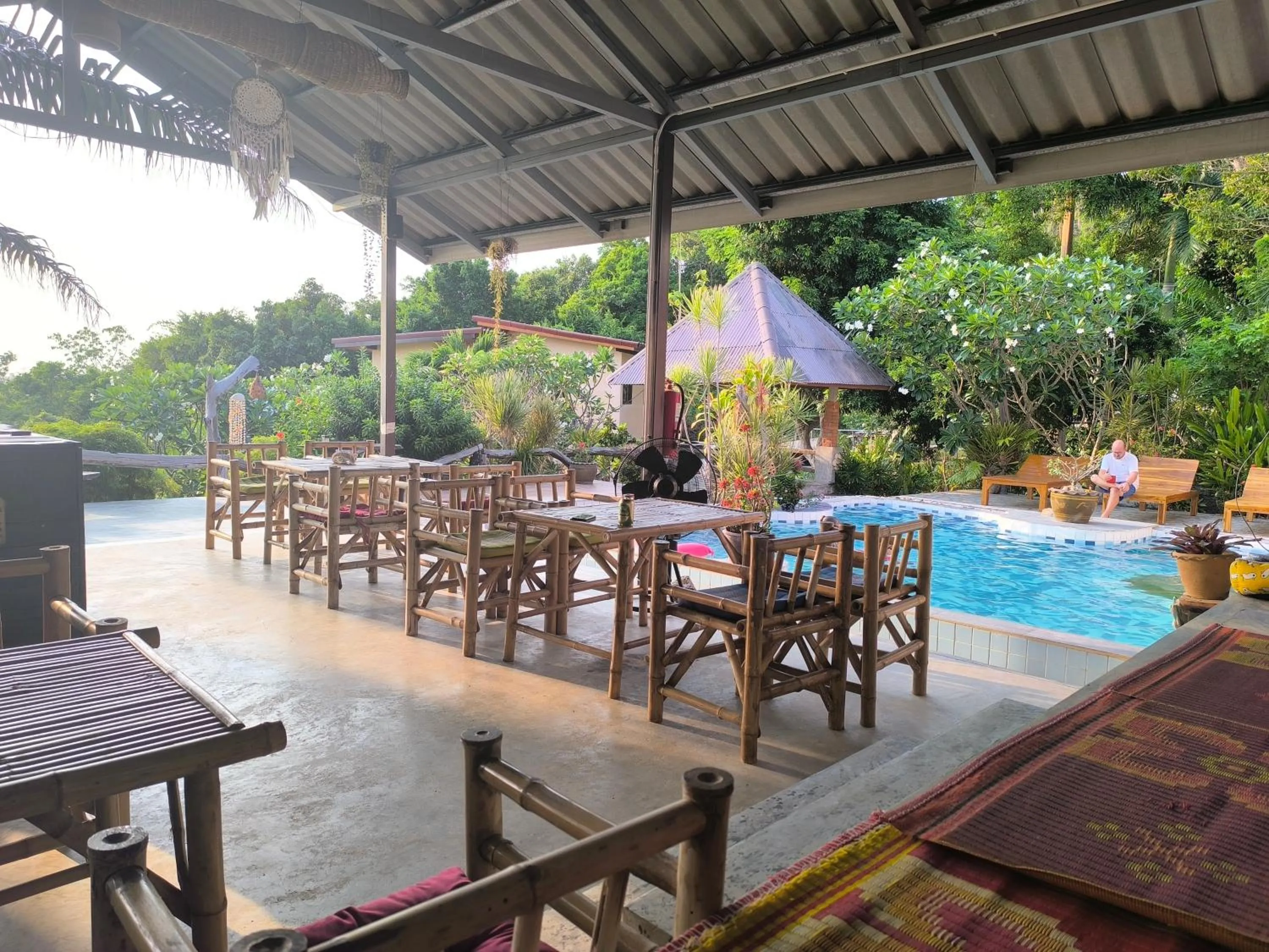 Communal lounge/ TV room in Sairee View Resort