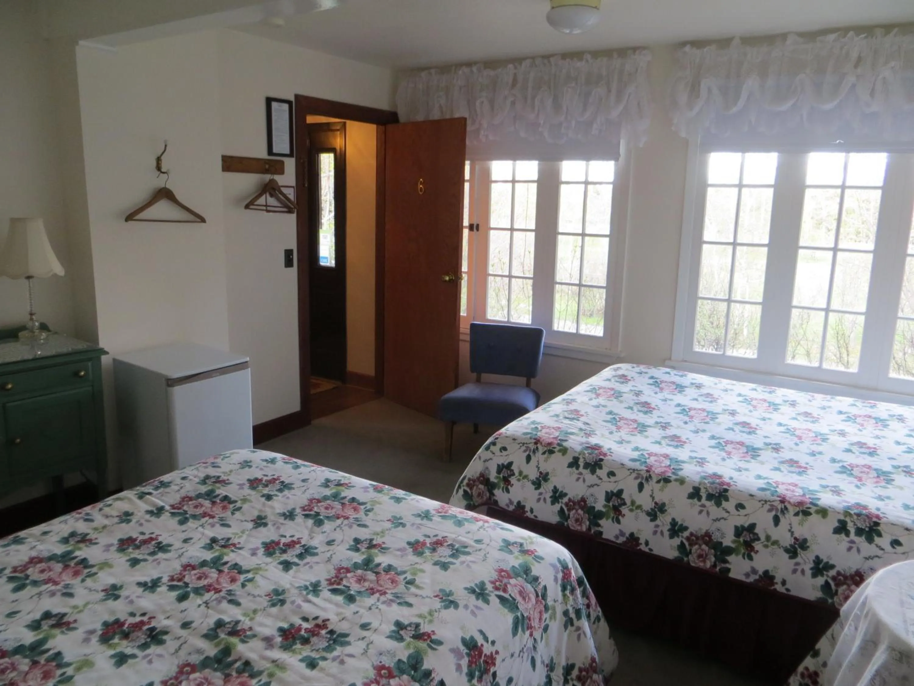 Photo of the whole room, Bed in Northland Lodge