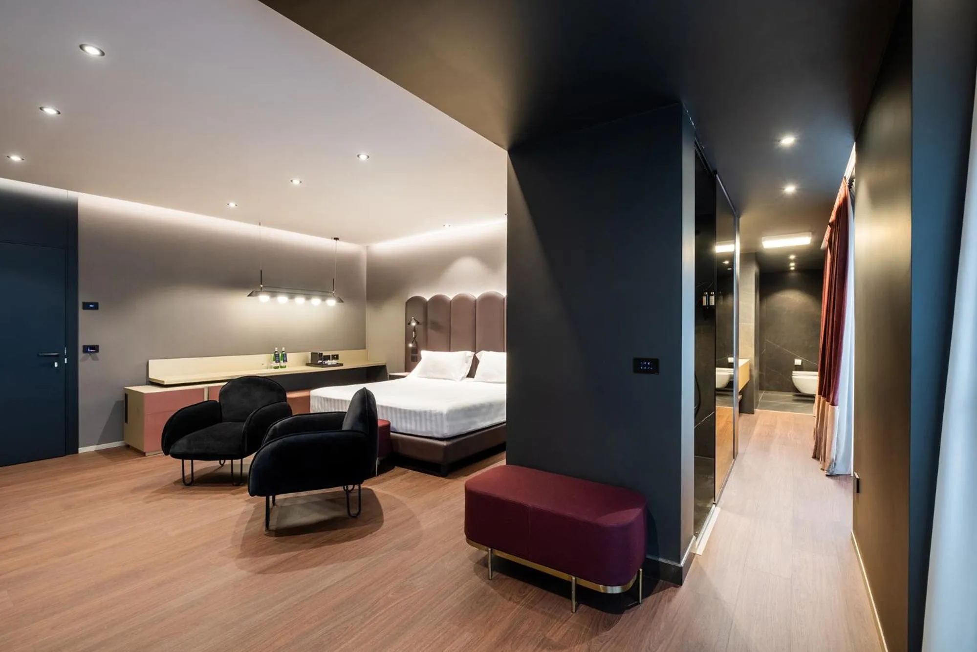 Shower, Bed in Eurostars Matera La Suite