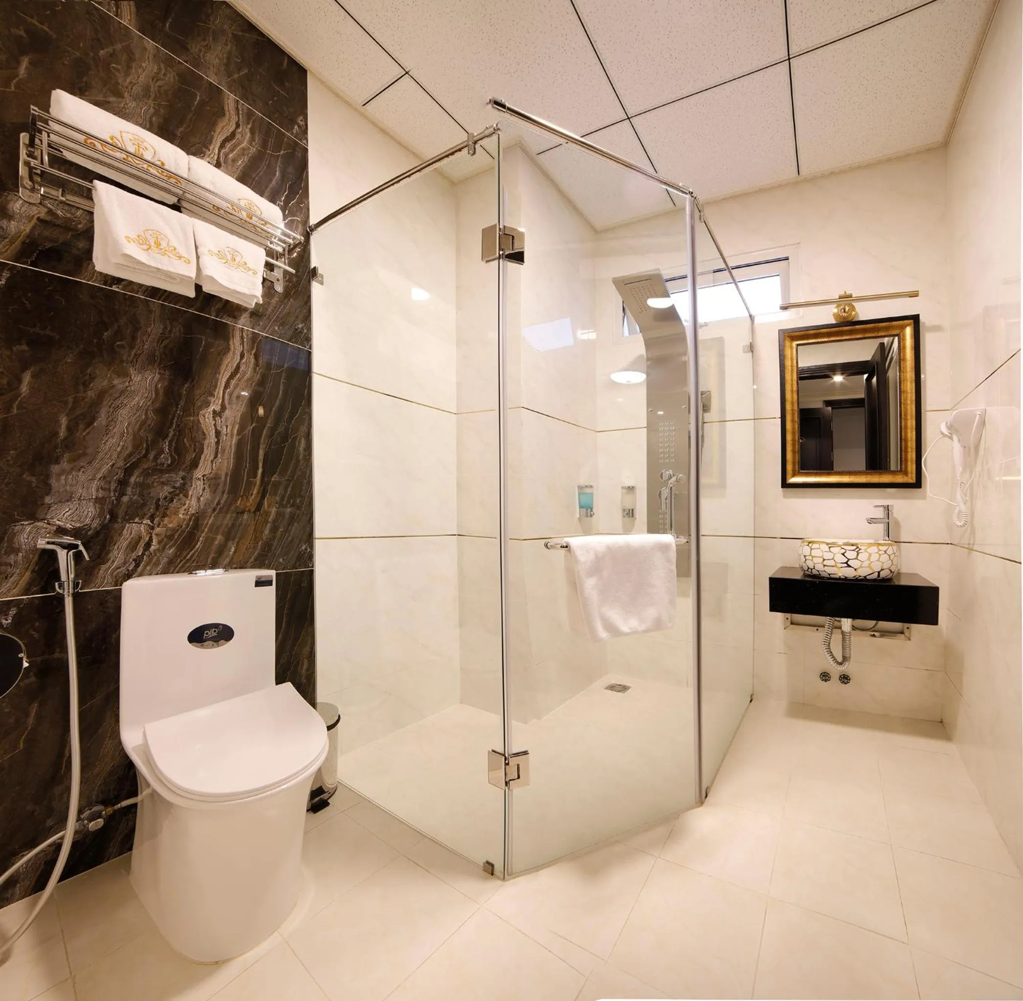 Shower in Queen T&T Dalat Hotel