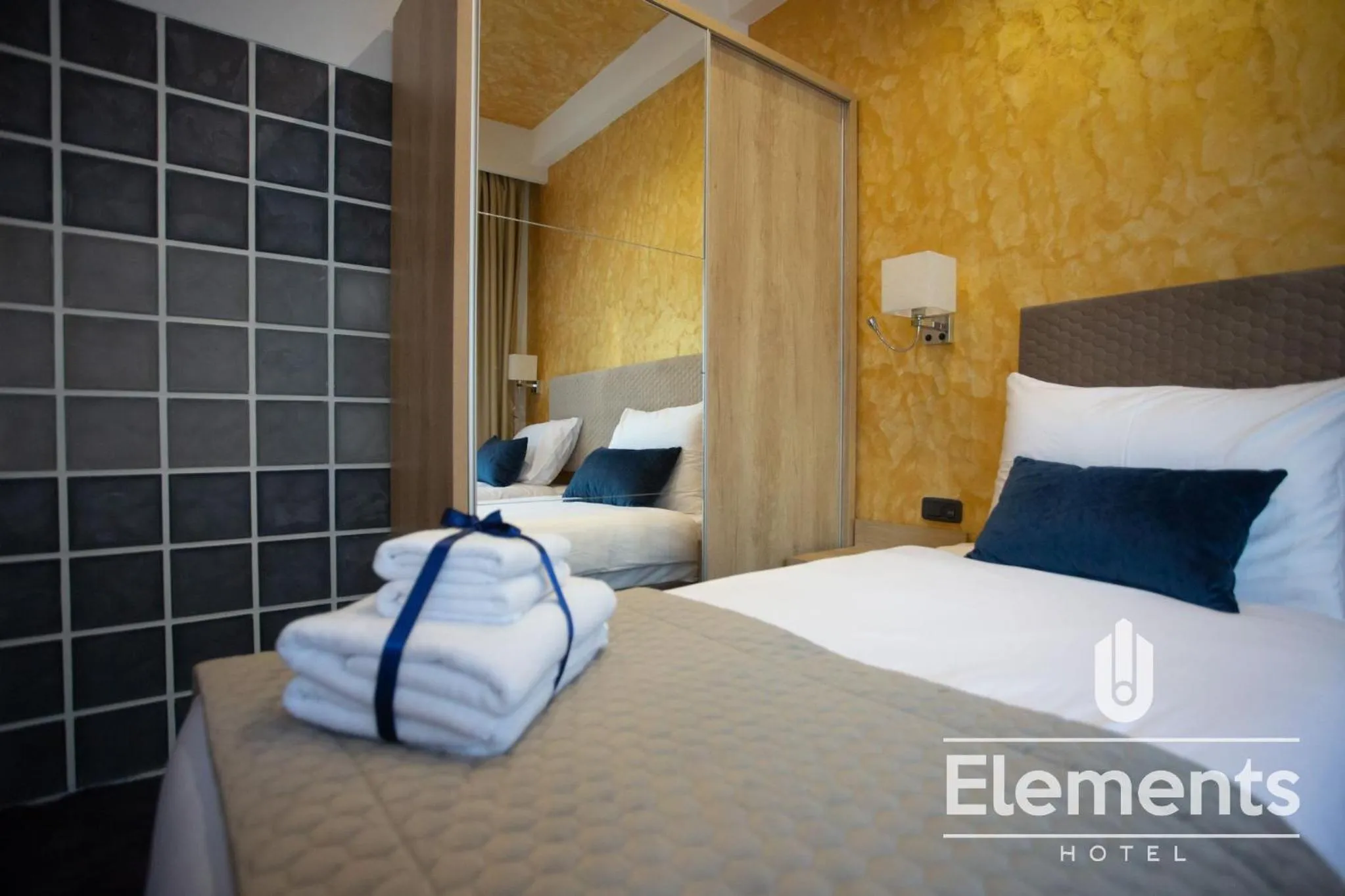 Photo of the whole room, Bed in Hotel Elements