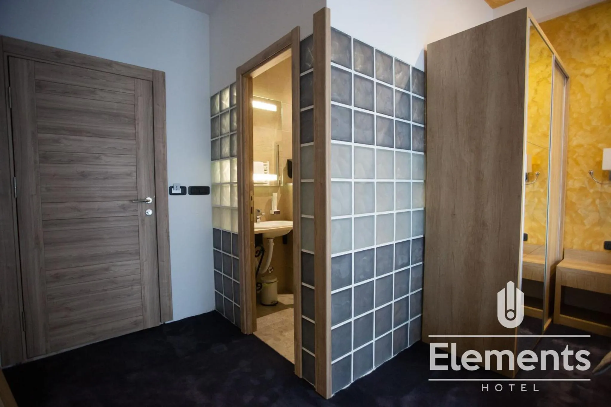 Shower in Hotel Elements