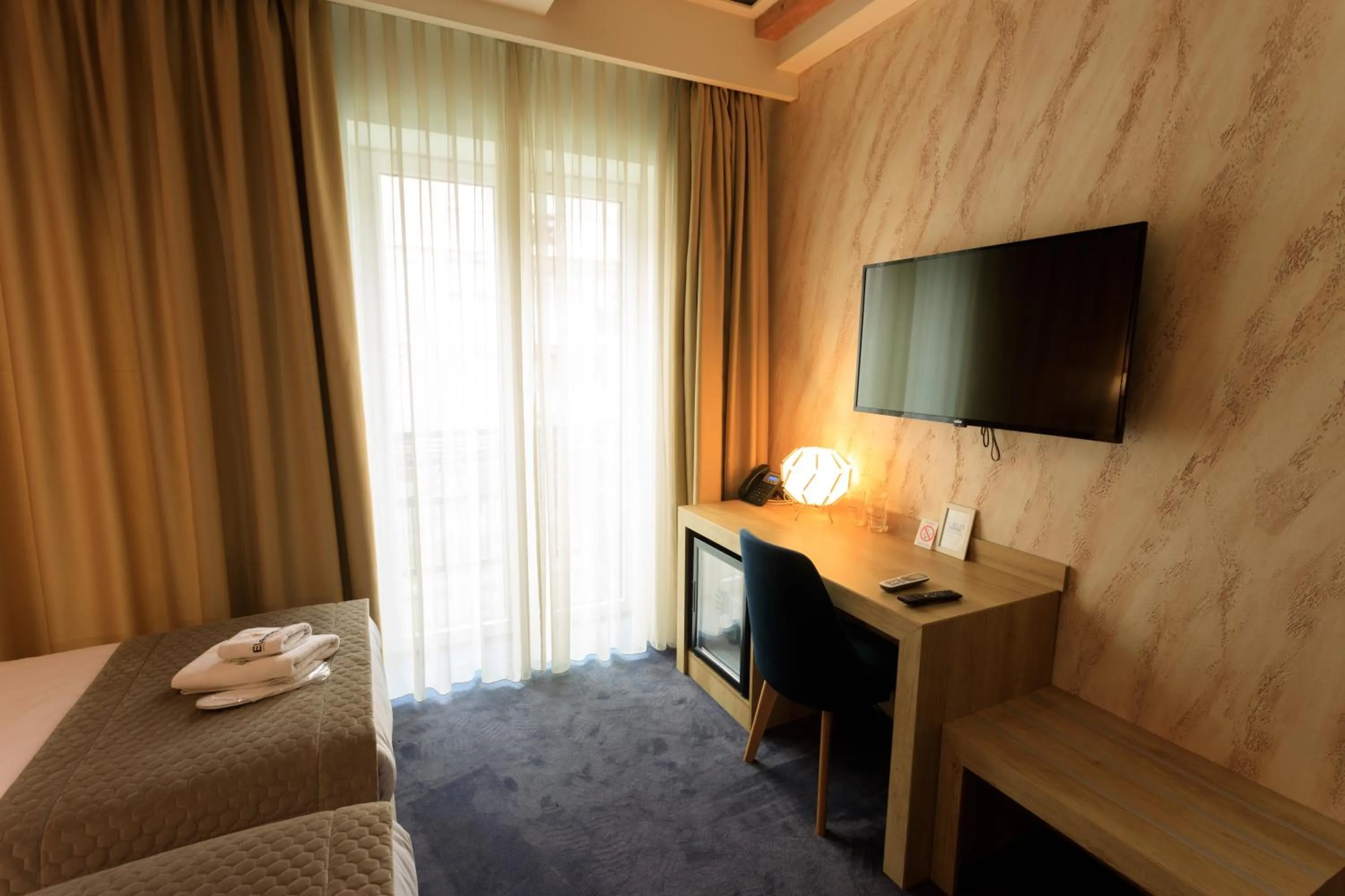 Communal lounge/ TV room, Bed in Hotel Elements