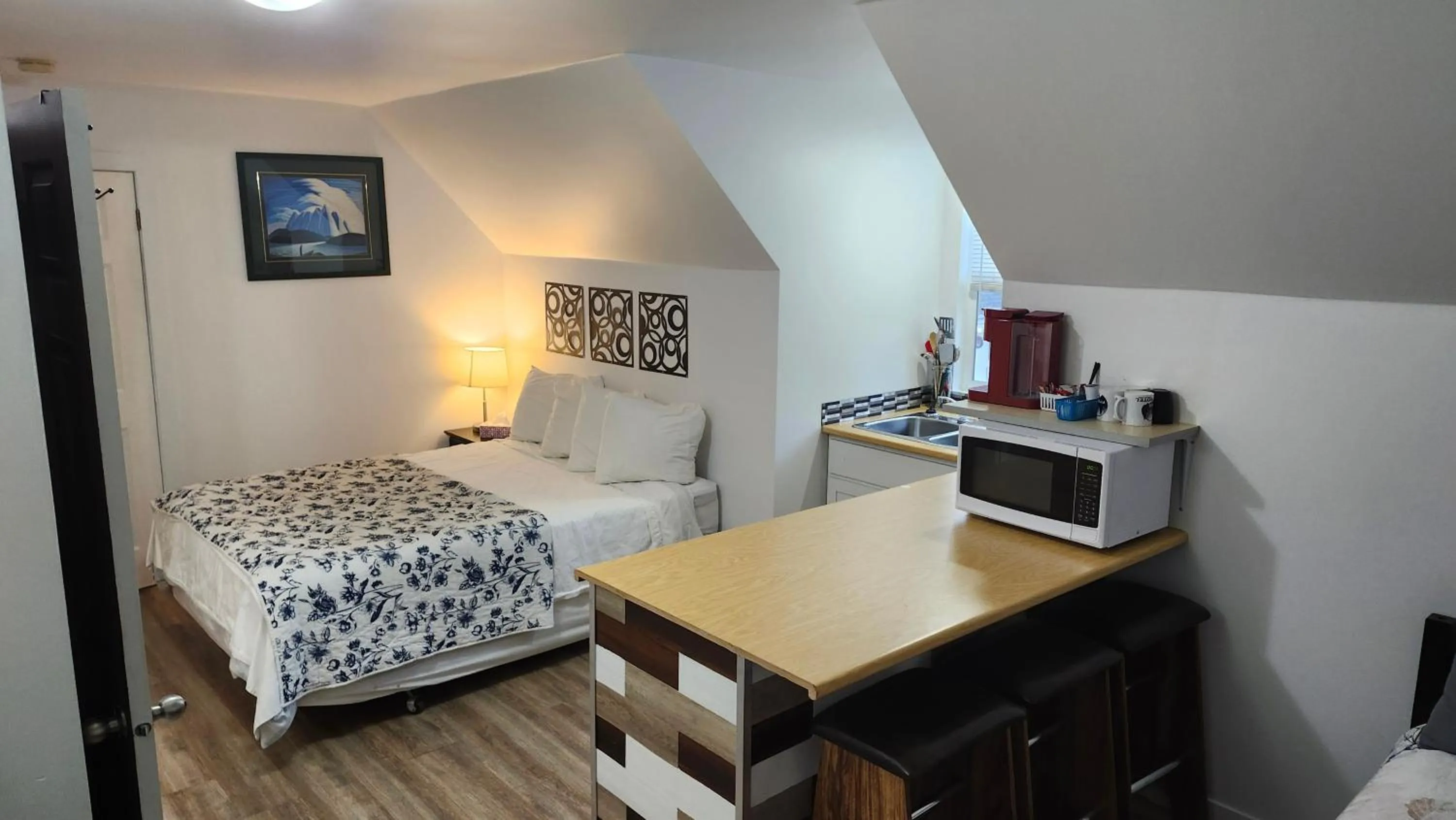 Kitchen or kitchenette, Bed in Pines Motel