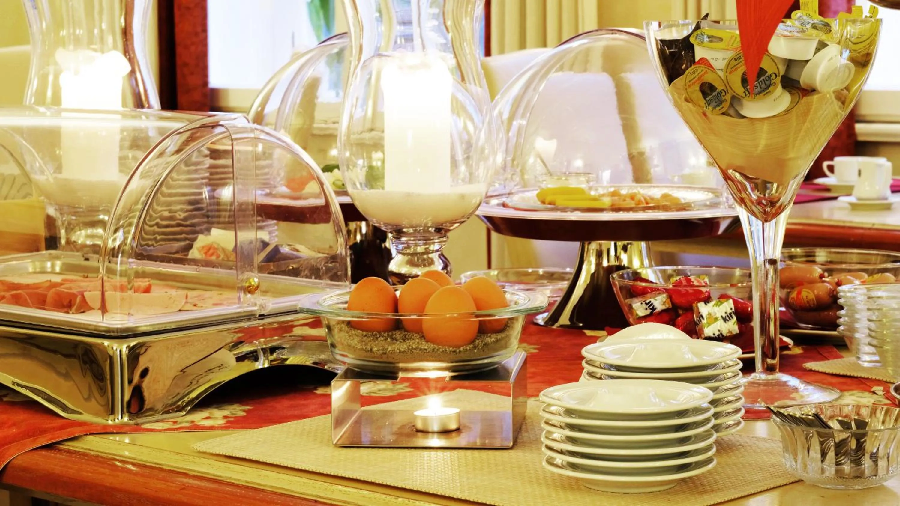 Buffet breakfast in Hotel zur Fürstabtei