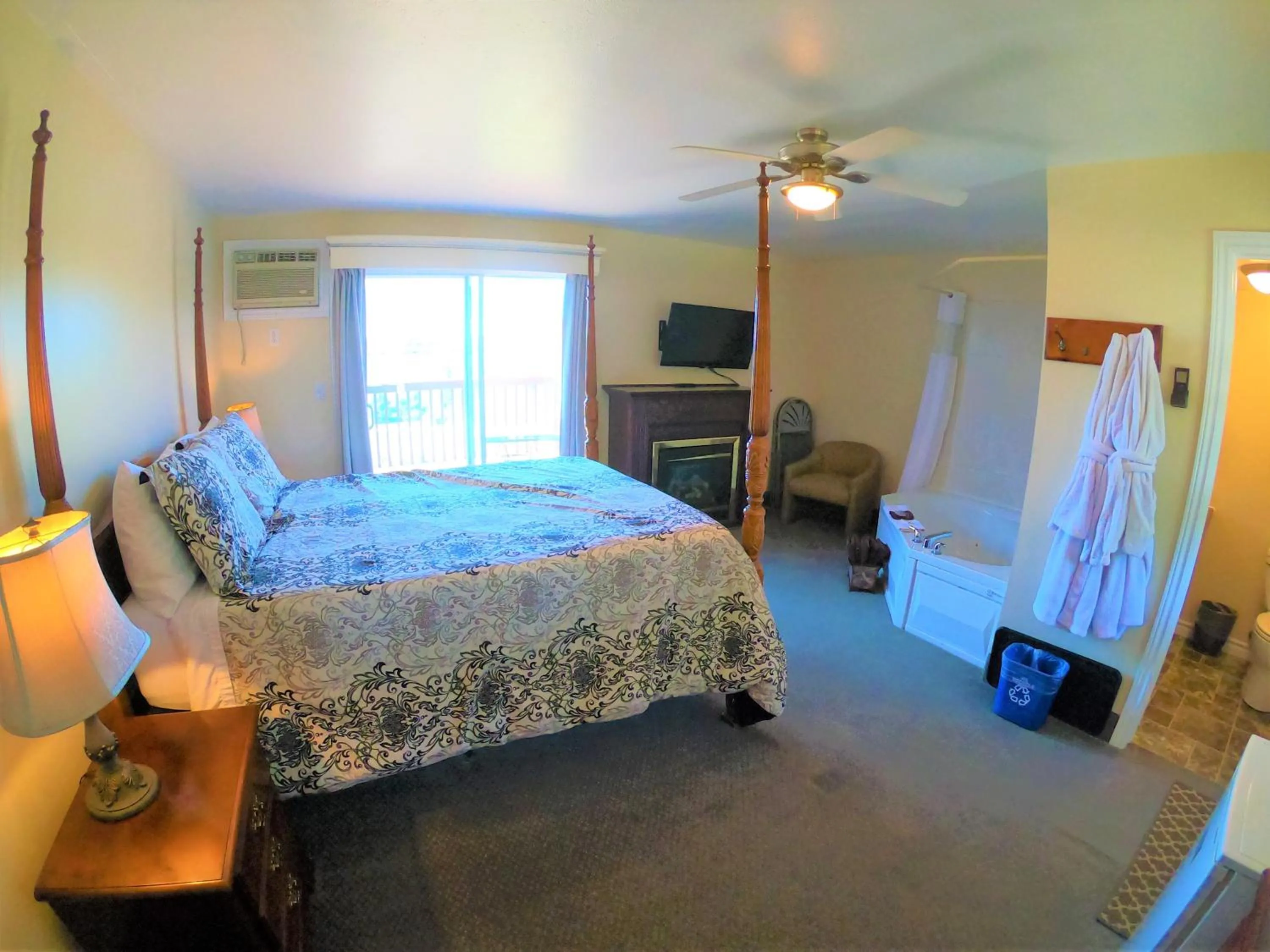 Queen Room with Spa Bath and Lake View in Waterview On The Bay