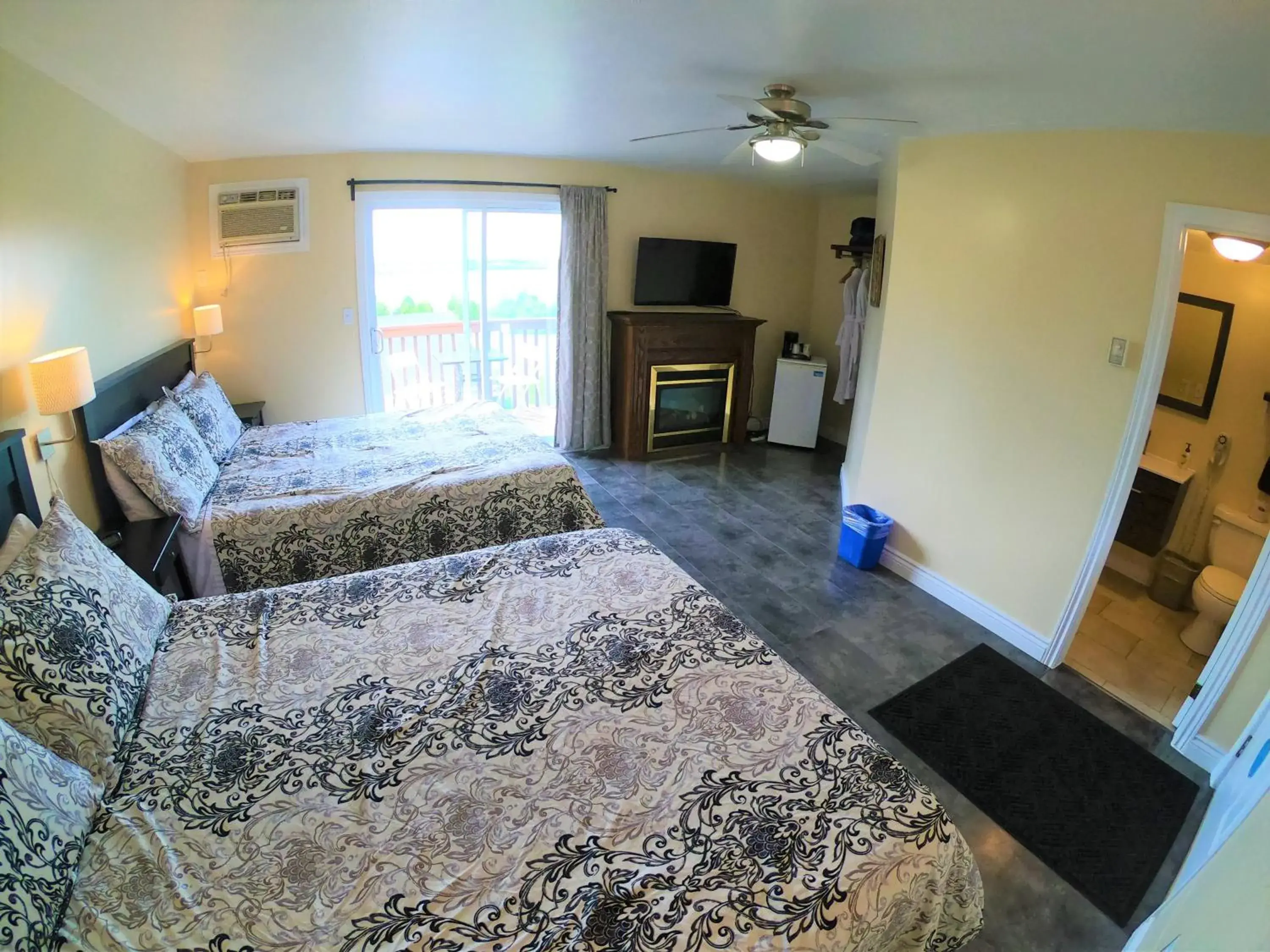 Queen Room with Two Queen Beds with Spa Bath and Lake View - Allergy Friendly in Waterview On The Bay Queen Room with Two Queen Beds with Spa Bath and Lake View - Allergy Friendly in Waterview On The Bay