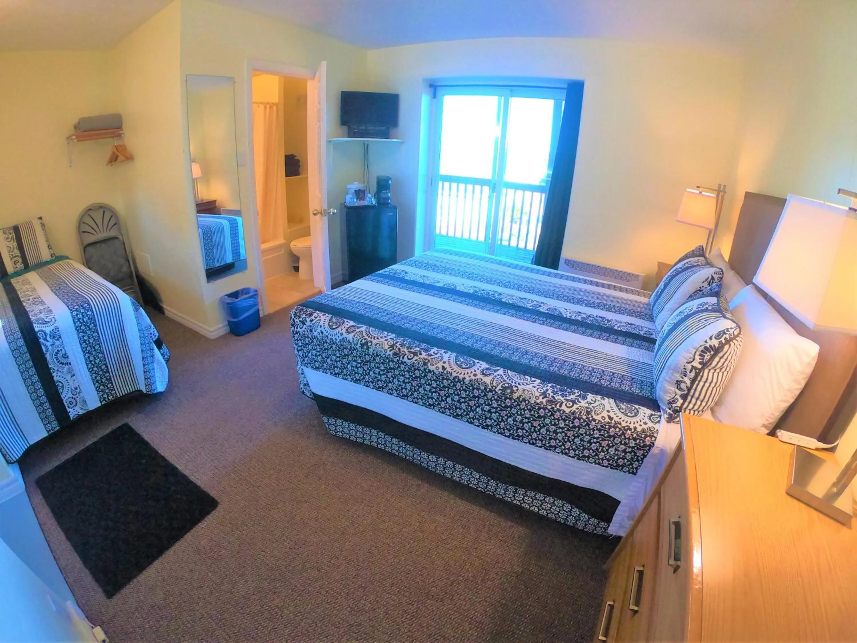 Queen Room with Lake View in Waterview On The Bay