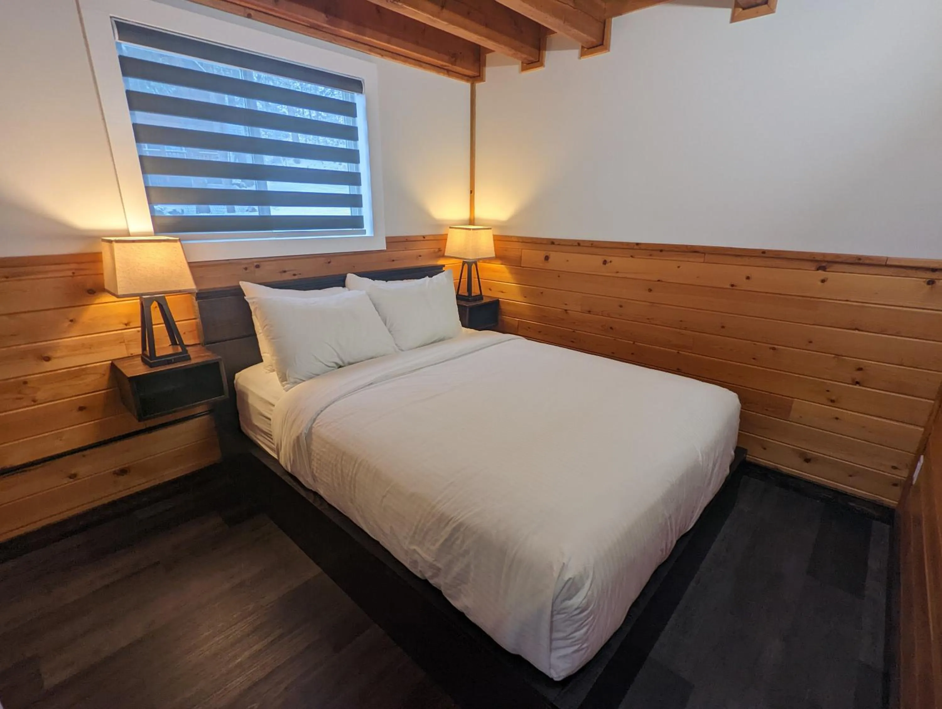 Bedroom, Bed in Halcyon Hot Springs Resort