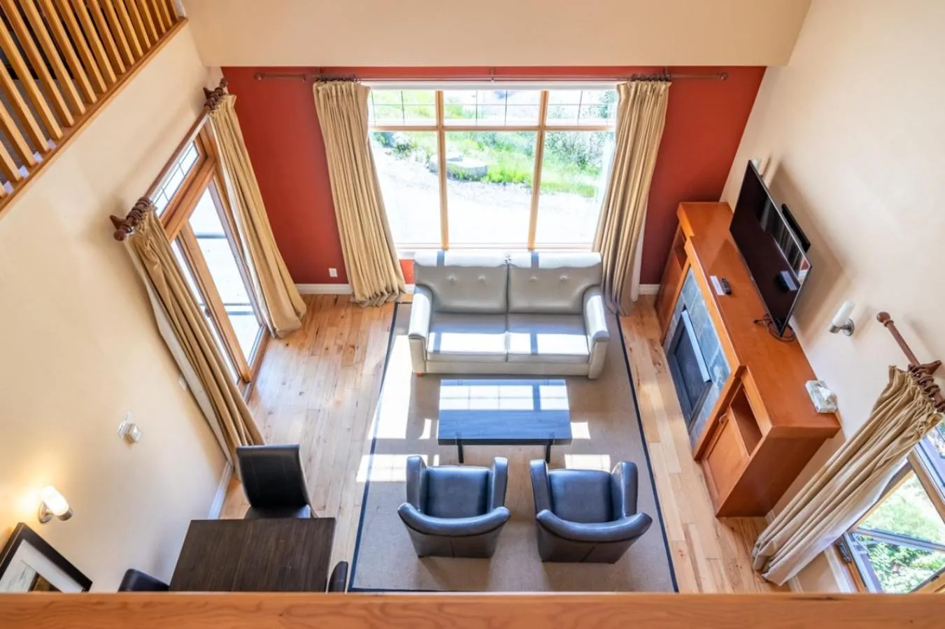 Living room in Halcyon Hot Springs Resort