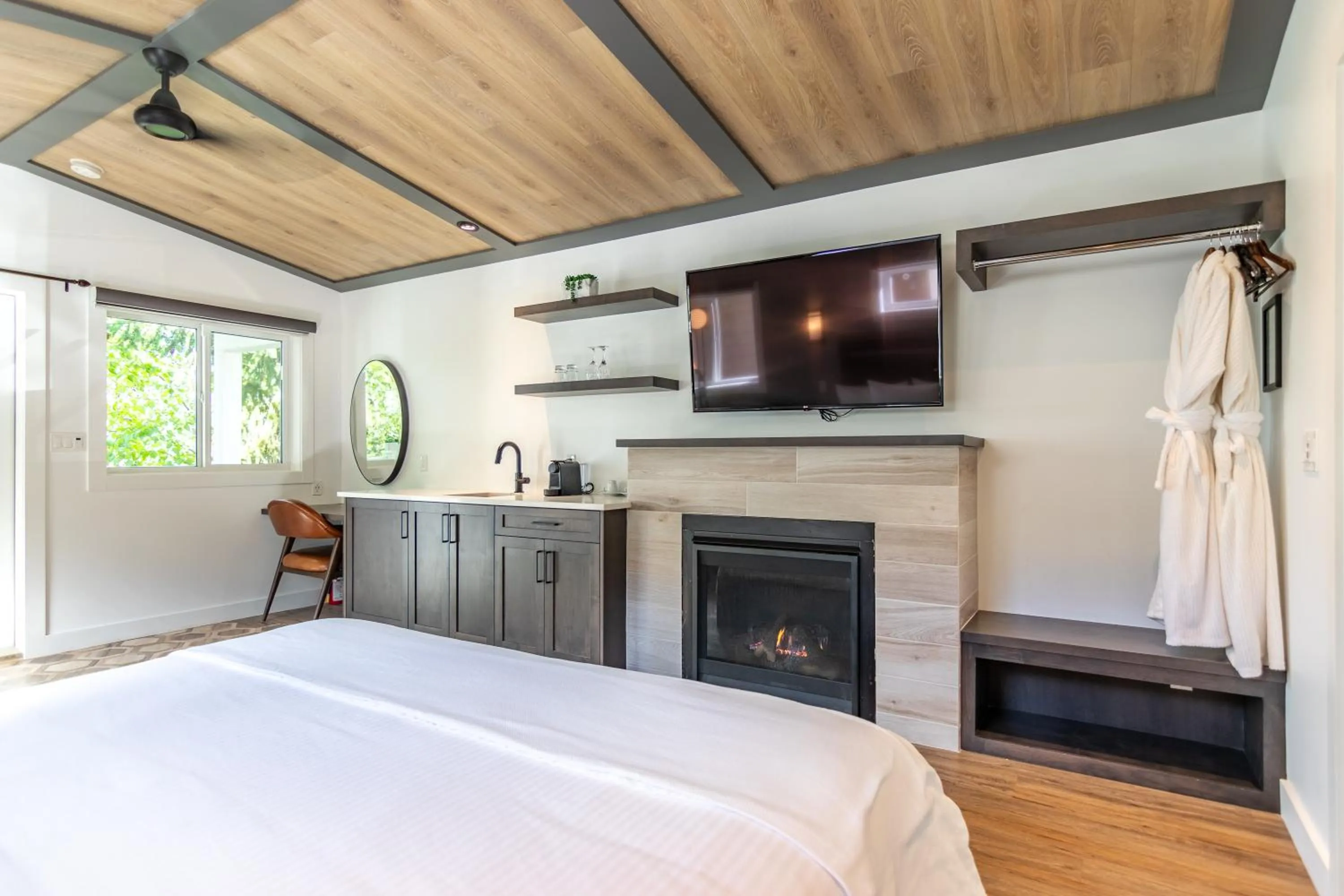 TV and multimedia, Bed in Halcyon Hot Springs Resort