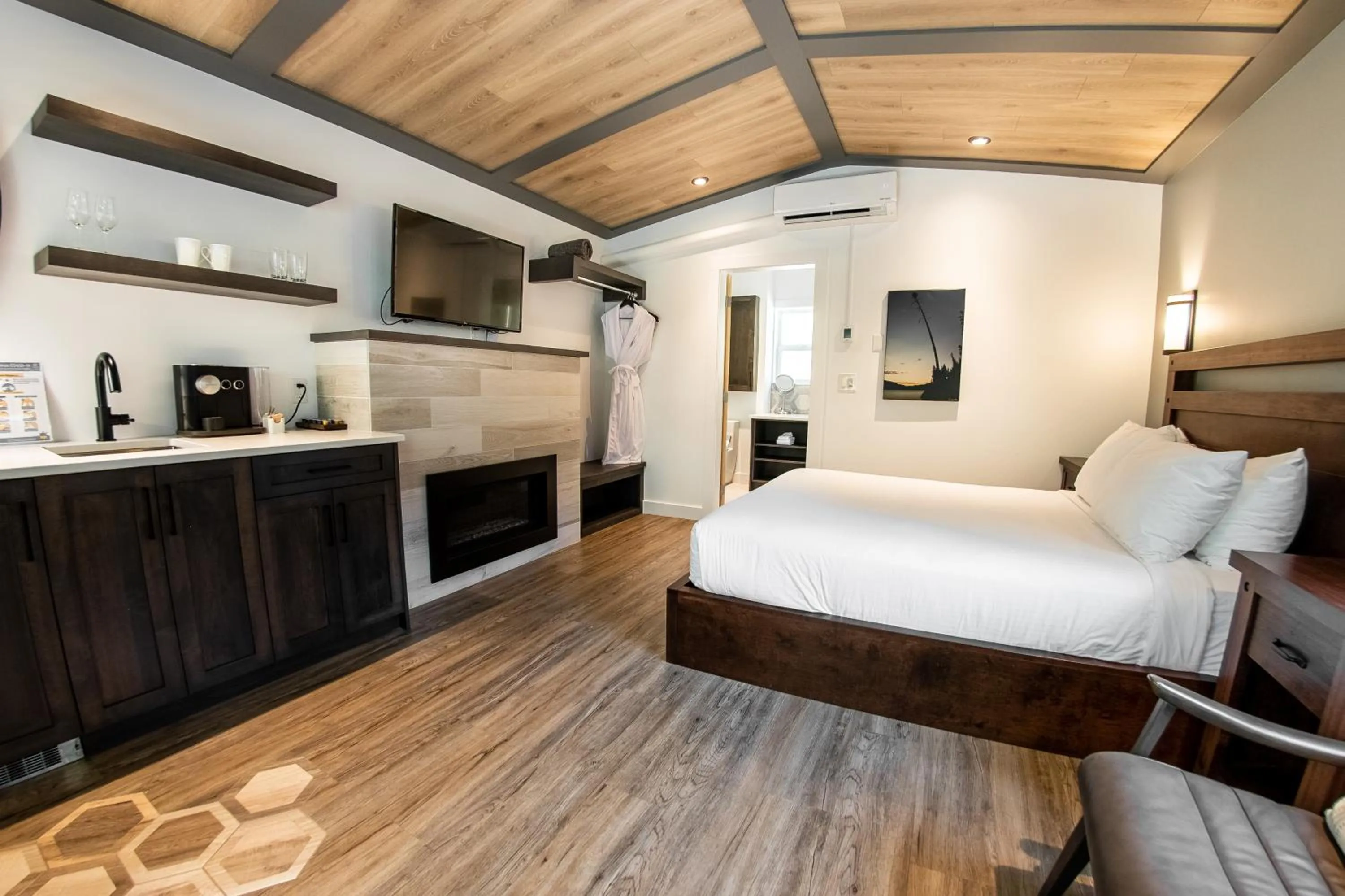 Photo of the whole room, Bed in Halcyon Hot Springs Resort