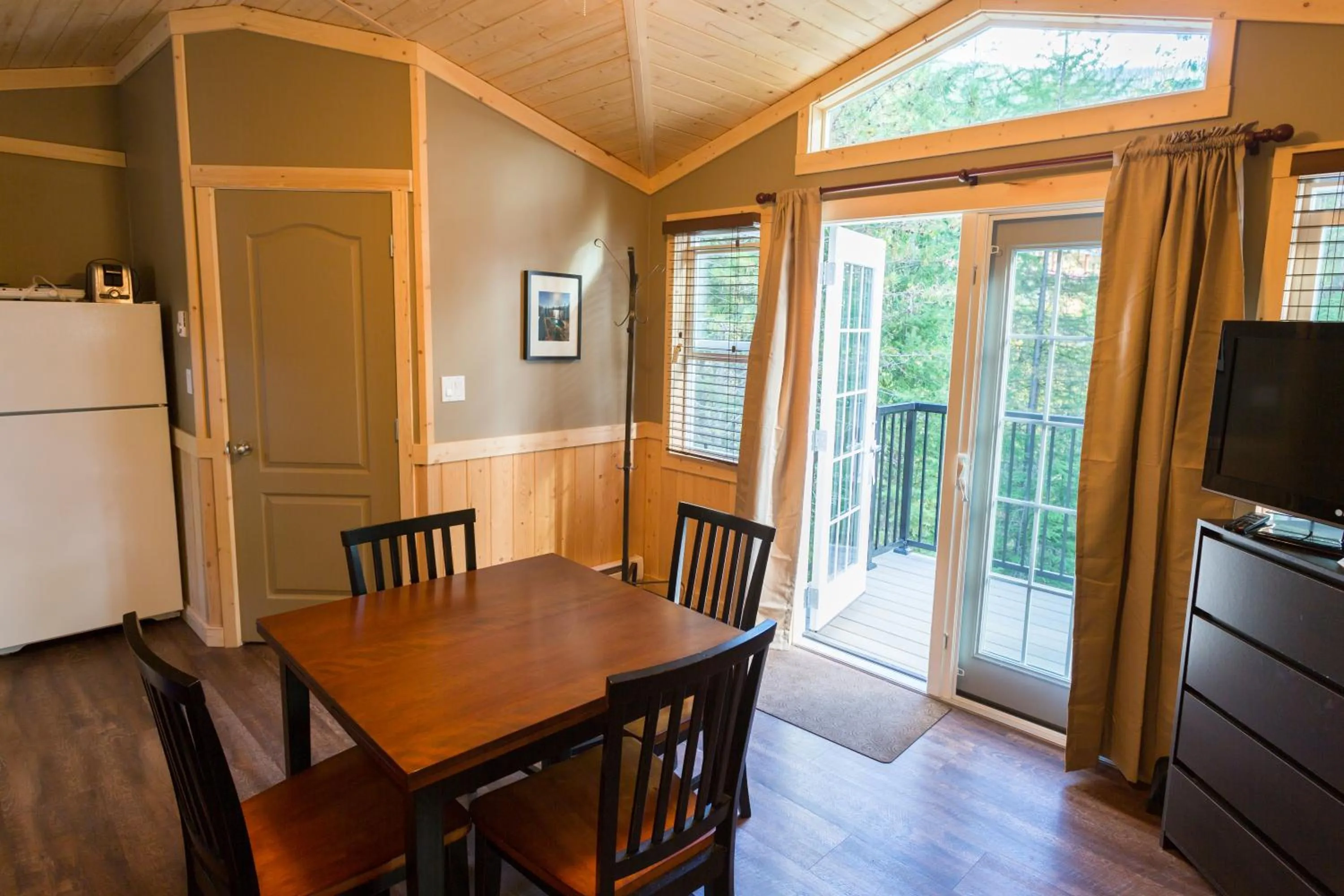 Dining area in Halcyon Hot Springs Resort