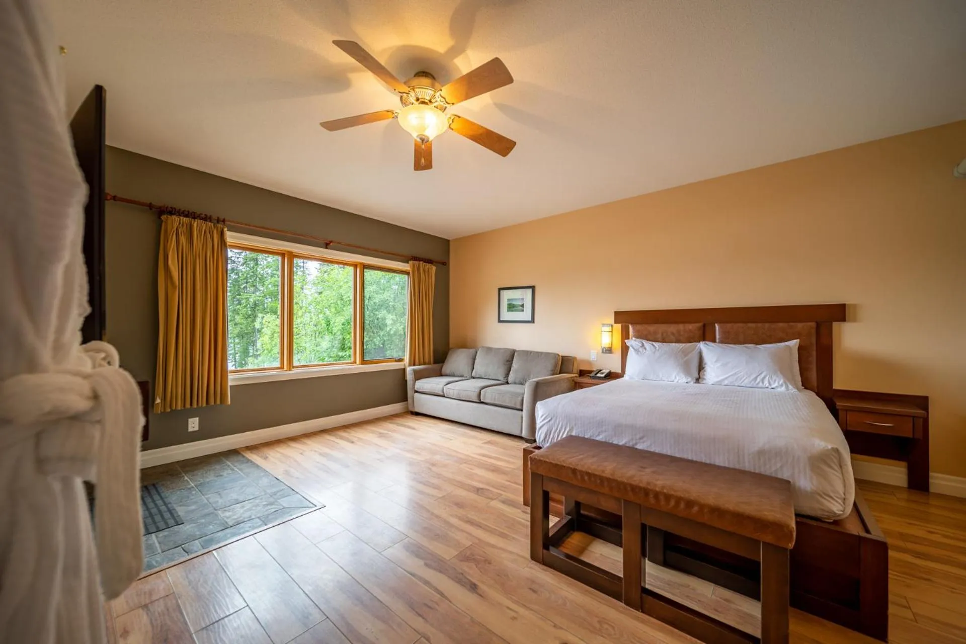 Bedroom, Bed in Halcyon Hot Springs Resort
