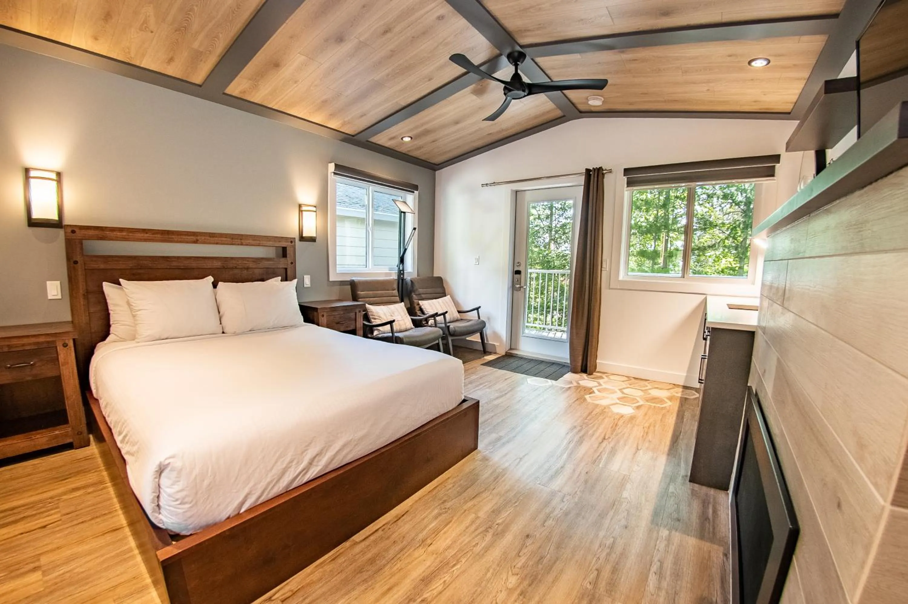 Bed in Halcyon Hot Springs Resort