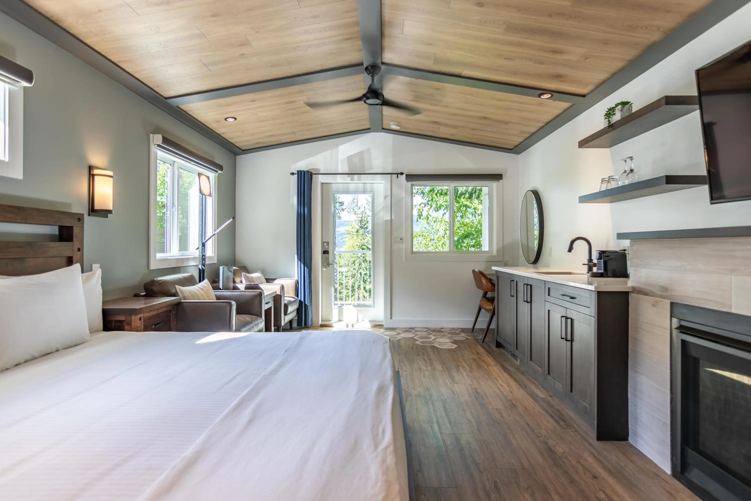 Photo of the whole room, Bed in Halcyon Hot Springs Resort