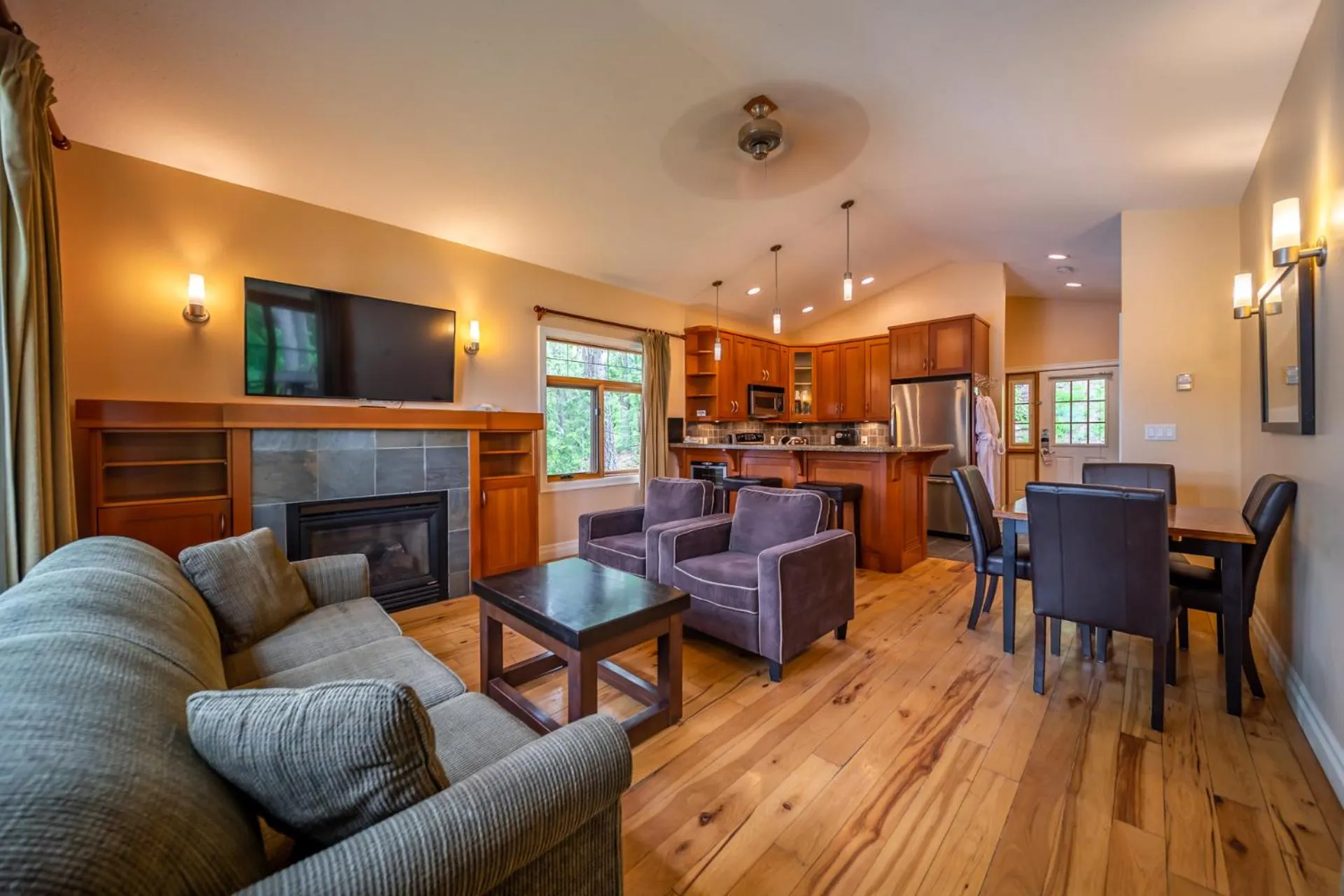 Living room in Halcyon Hot Springs Resort