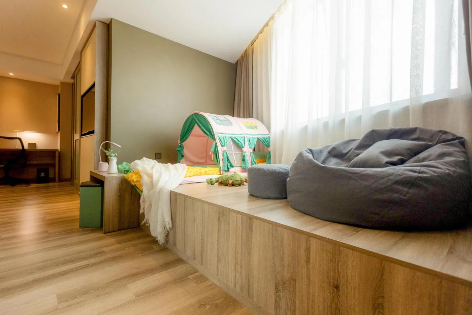 Living room in Atour Hotel Hongqiao Hub National Exhibition Center Shanghai