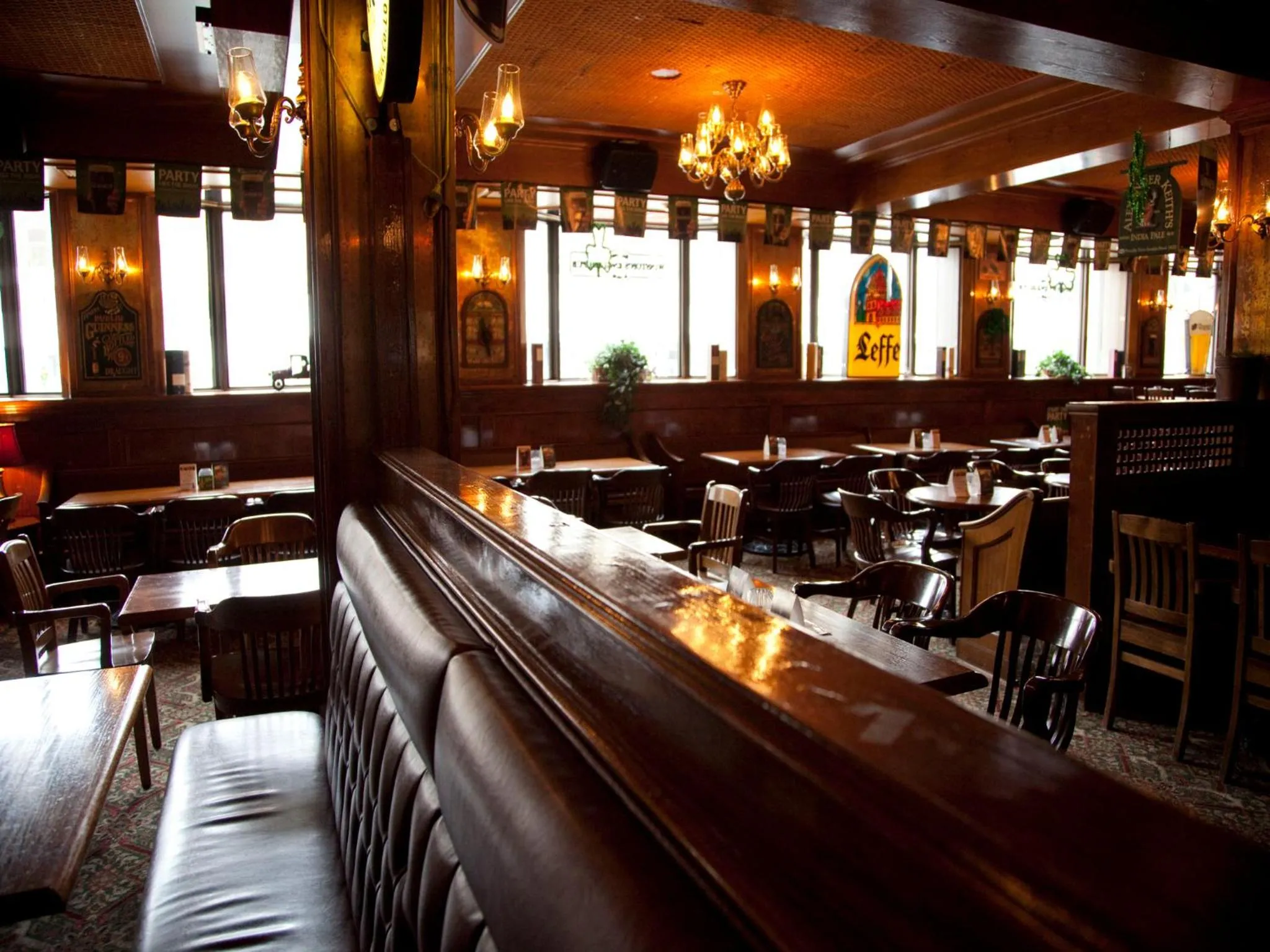 Restaurant/places to eat in Hotel Senator