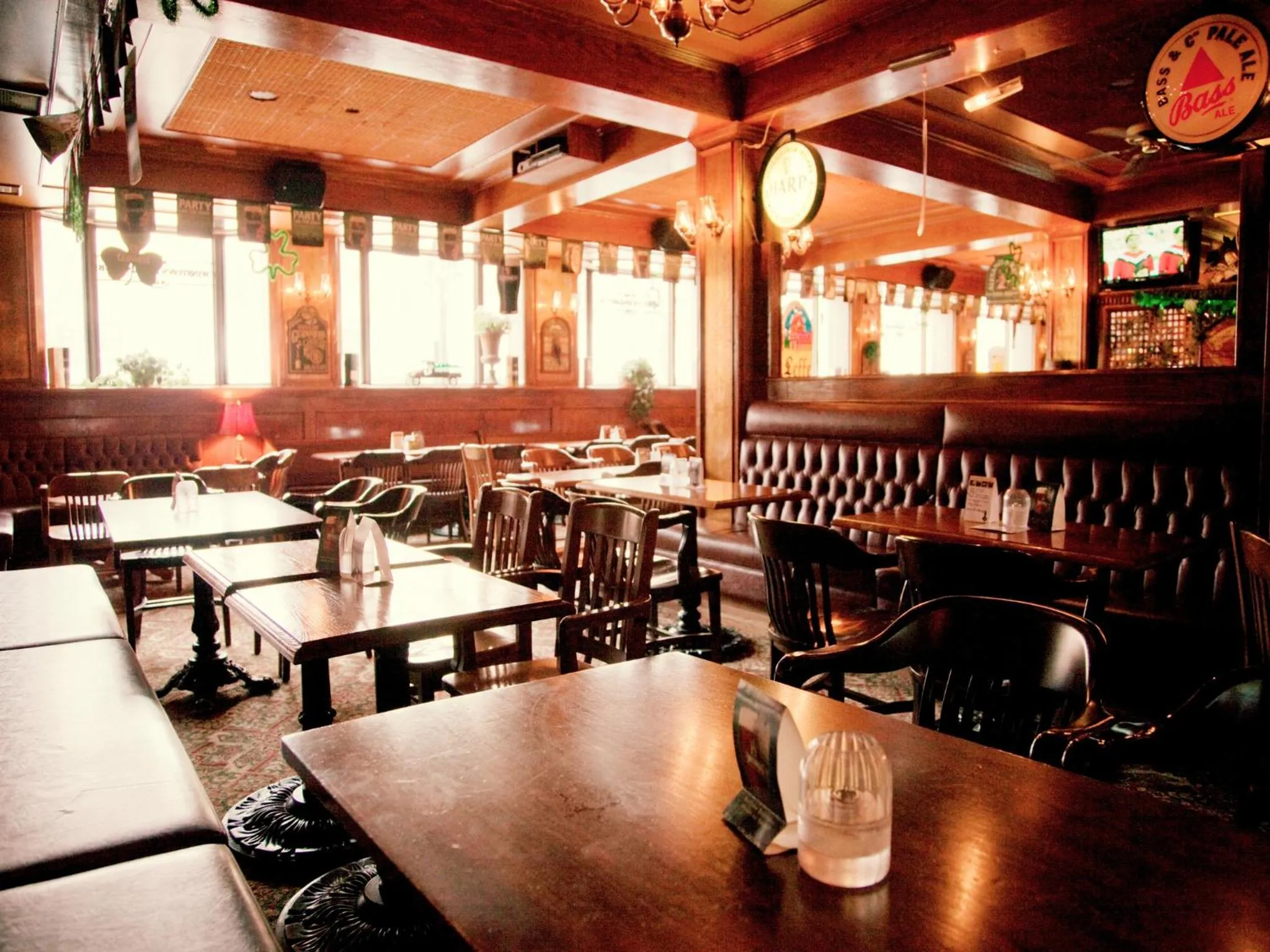 Restaurant/places to eat in Hotel Senator