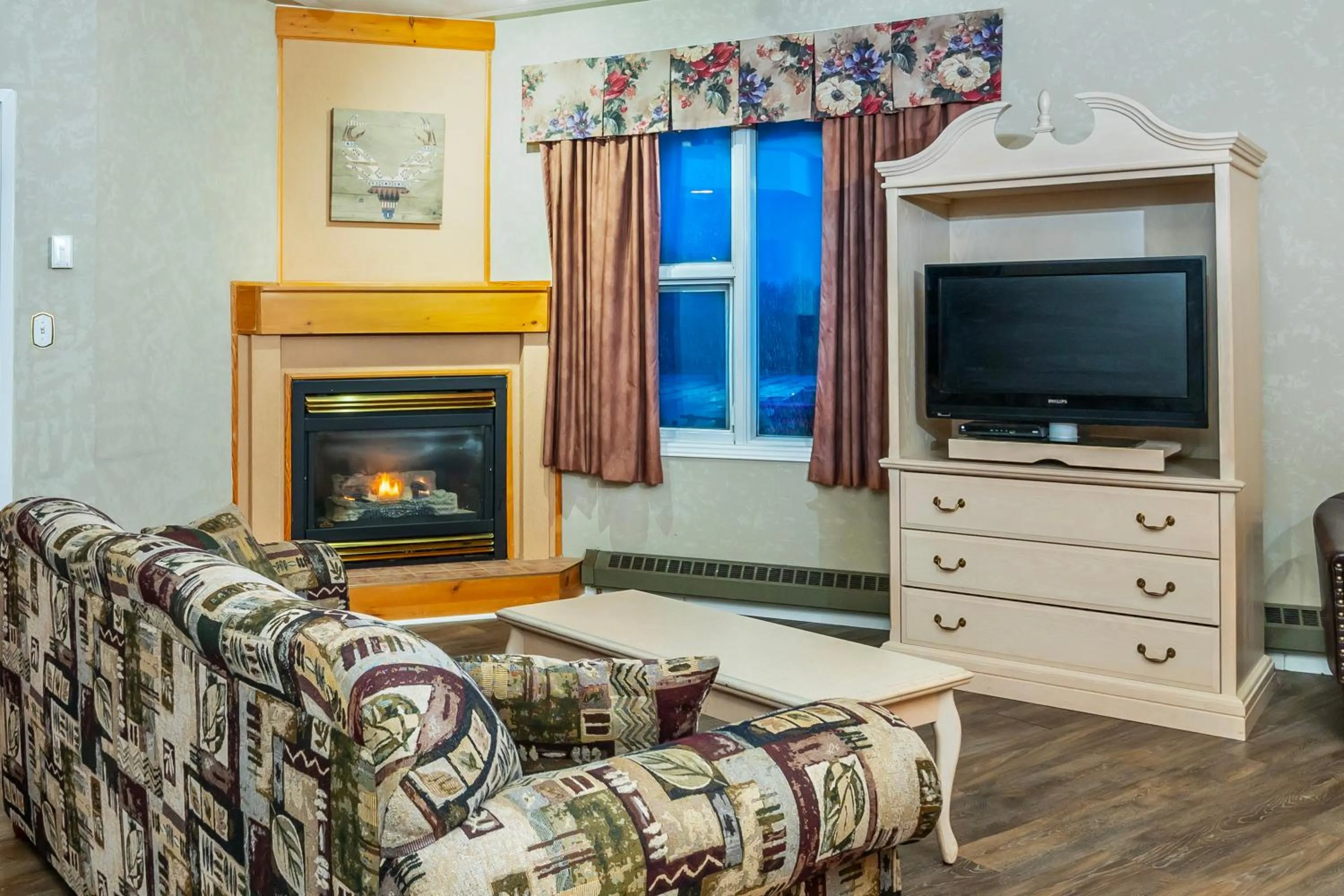 fireplace in Cedar Meadows Resort & Spa, an Ascend Collection Resort
