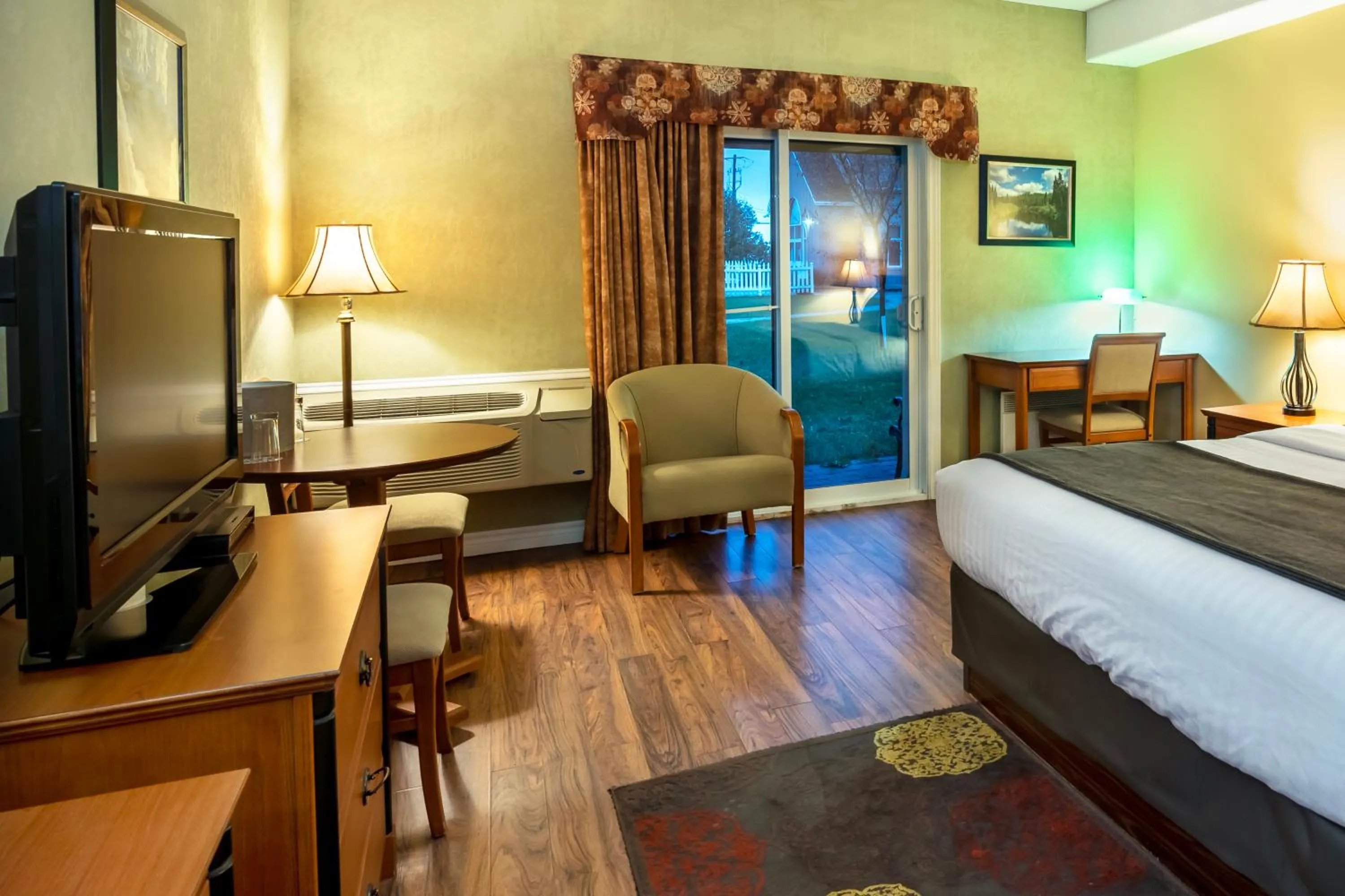 Patio, Bed in Cedar Meadows Resort & Spa, an Ascend Collection Resort