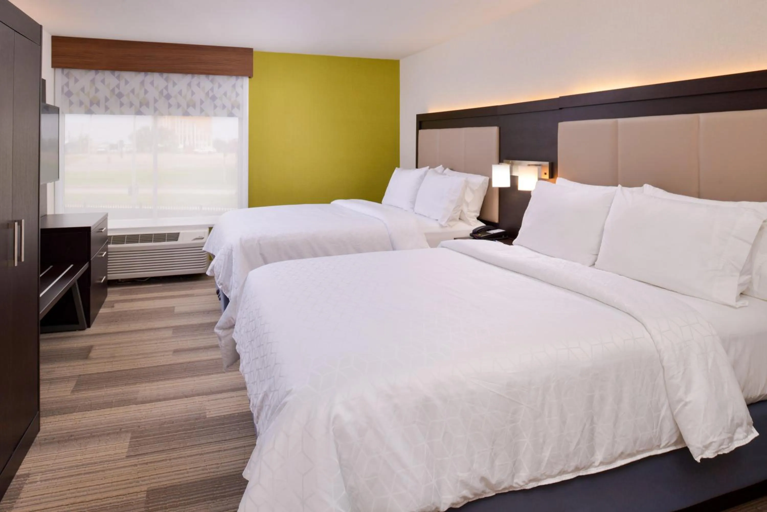 Bed in Holiday Inn Express & Suites - Shreveport - Downtown by IHG