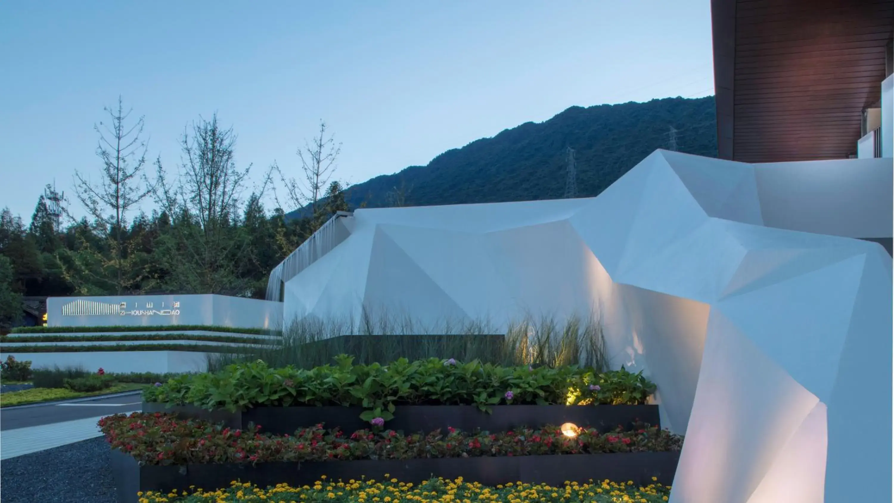 Property building in Holiday Inn Express Qiliping by IHG Property building in Holiday Inn Express Qiliping by IHG