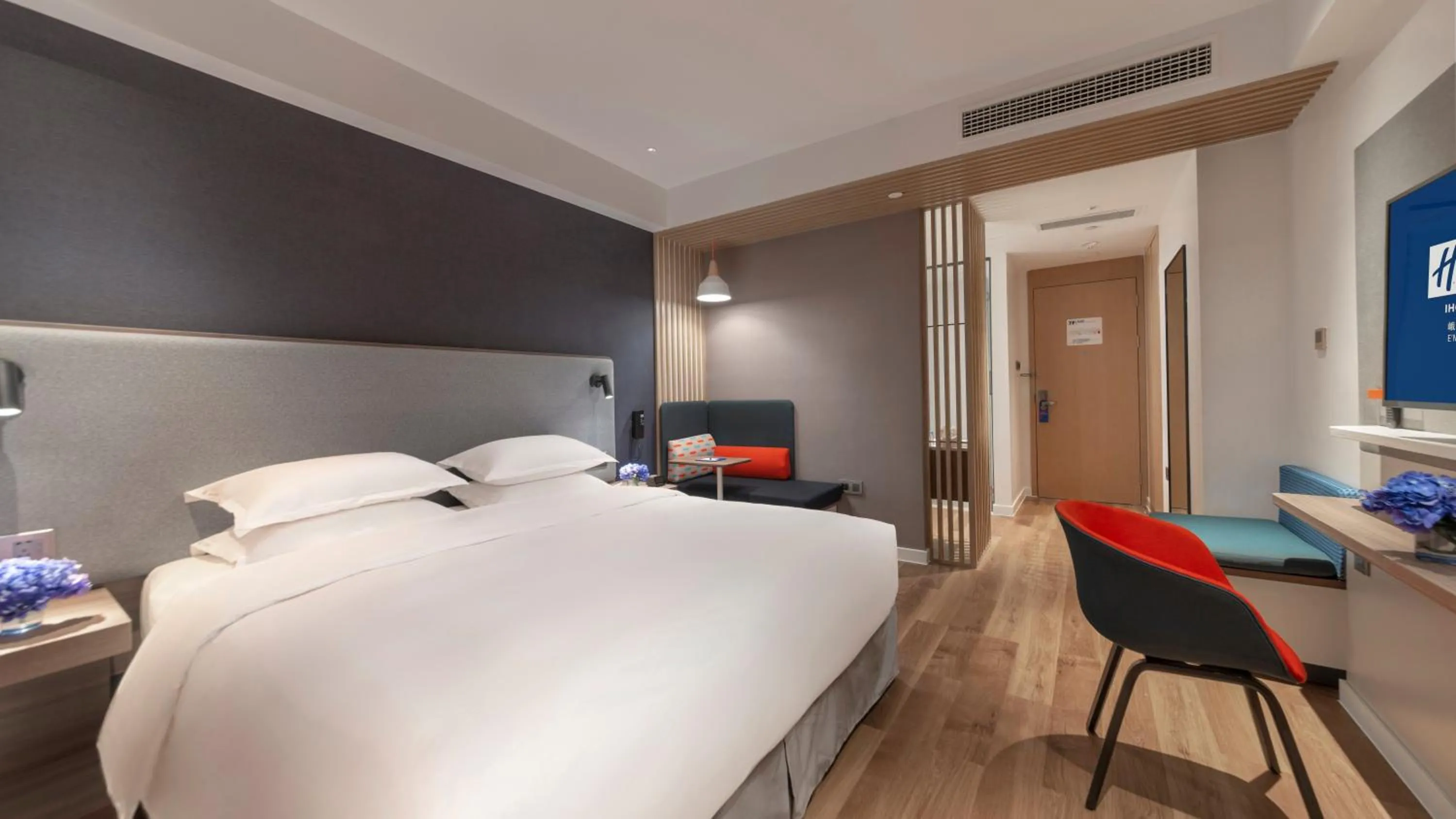 Photo of the whole room, Bed in Holiday Inn Express Qiliping by IHG