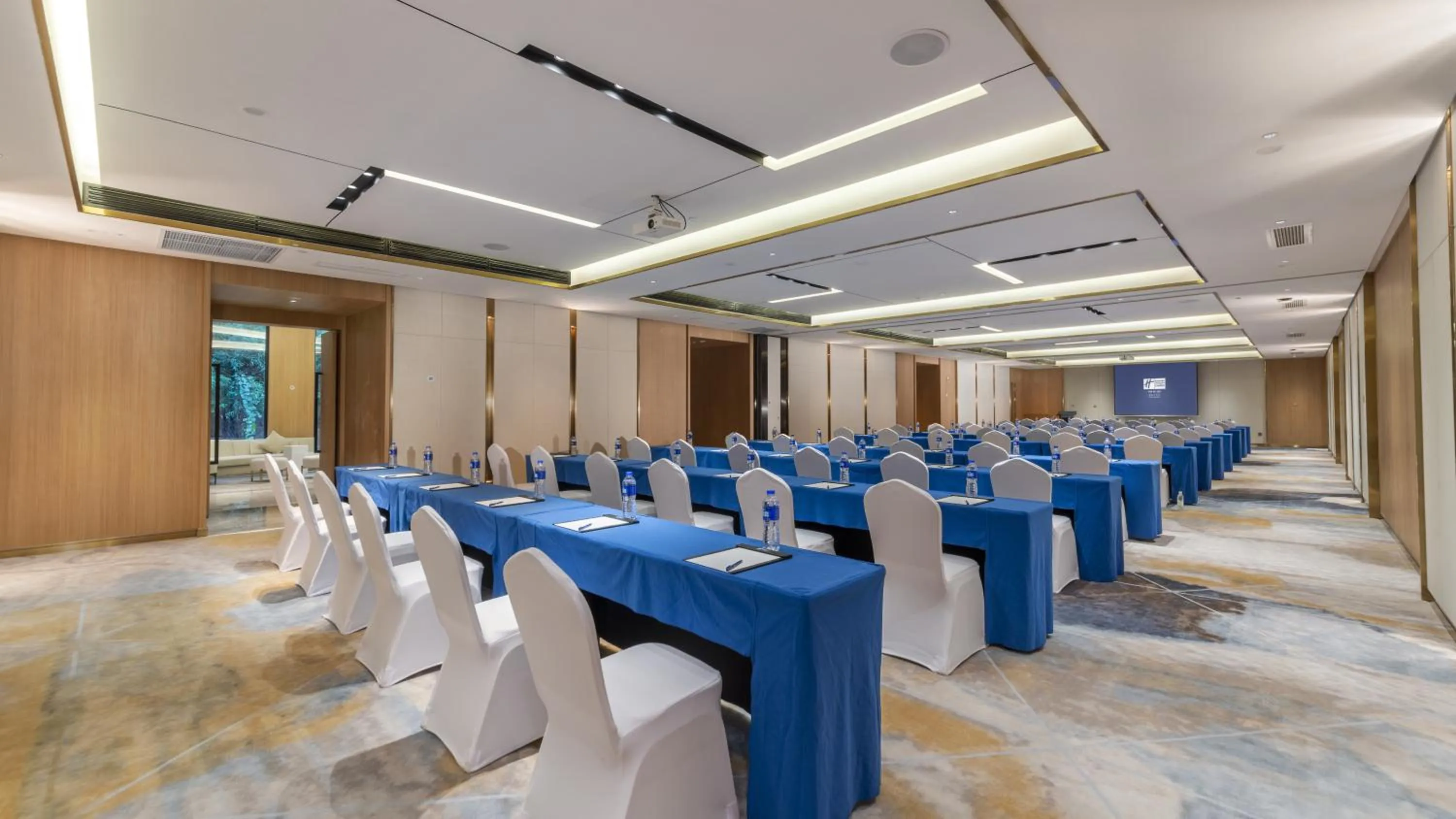 Meeting/conference room in Holiday Inn Express Qiliping by IHG