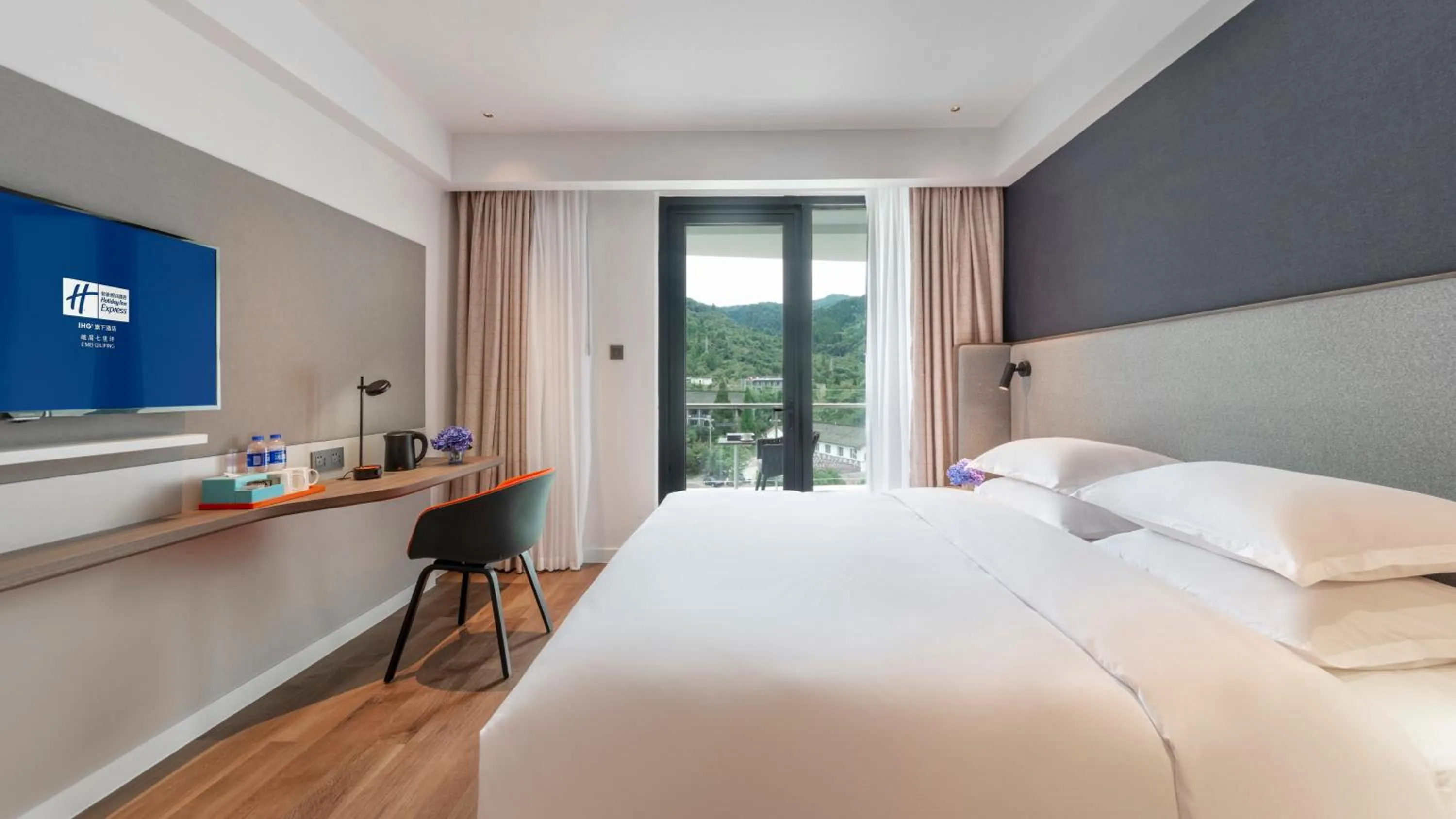 Photo of the whole room, Bed in Holiday Inn Express Qiliping by IHG