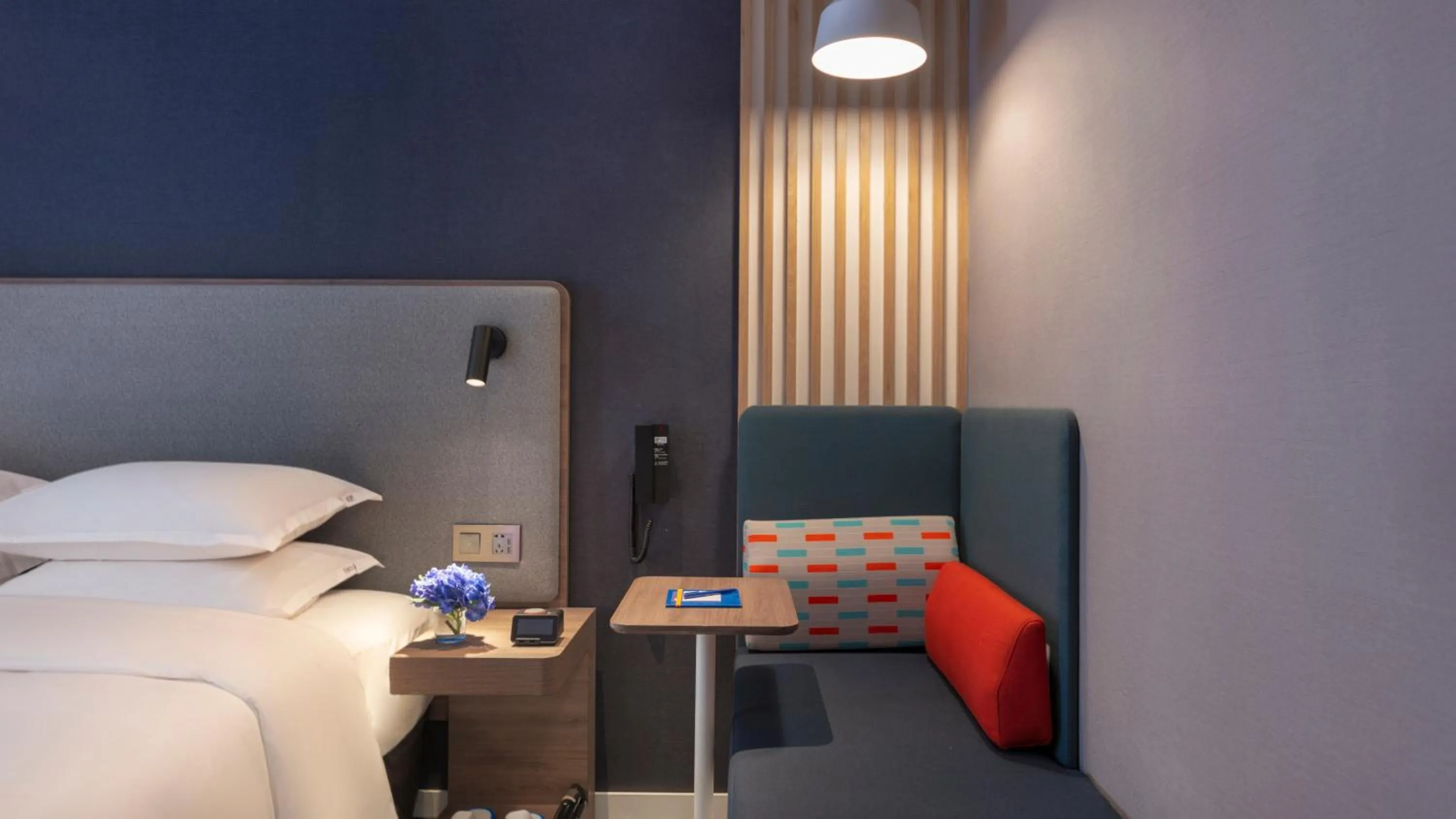 Photo of the whole room, Bed in Holiday Inn Express Qiliping by IHG