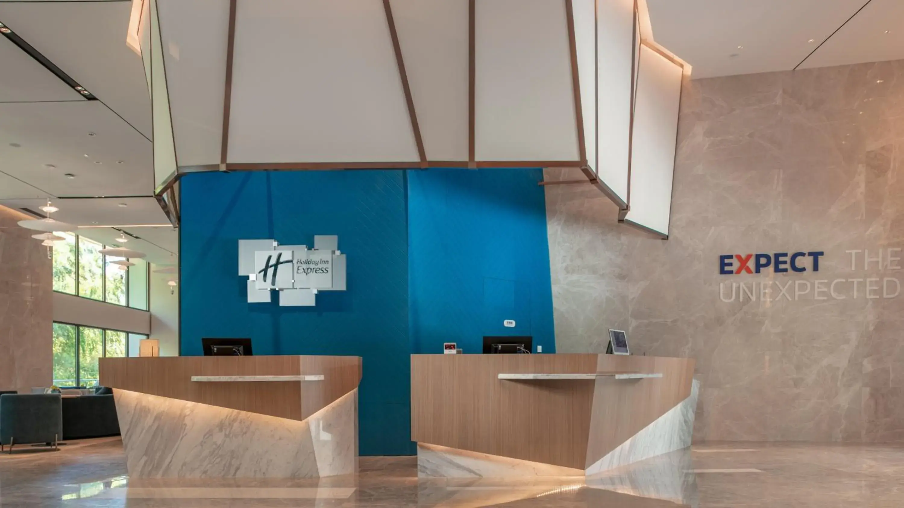 Property building in Holiday Inn Express Qiliping by IHG Property building in Holiday Inn Express Qiliping by IHG