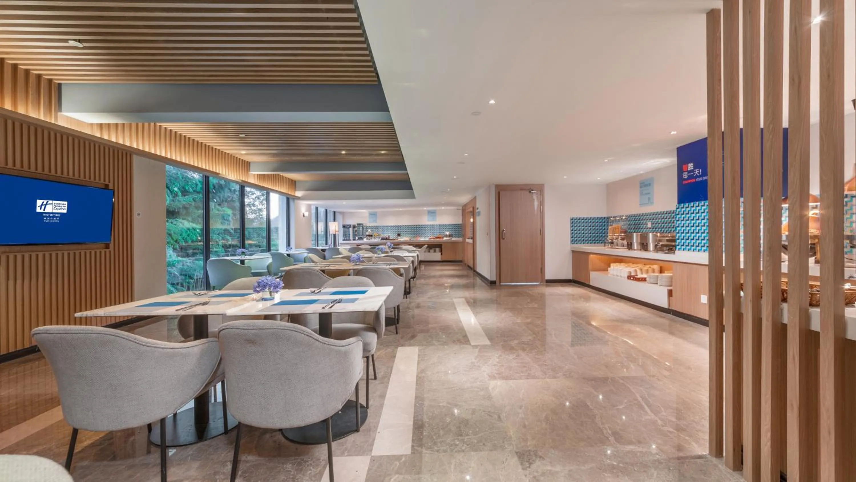 Restaurant/places to eat in Holiday Inn Express Qiliping by IHG