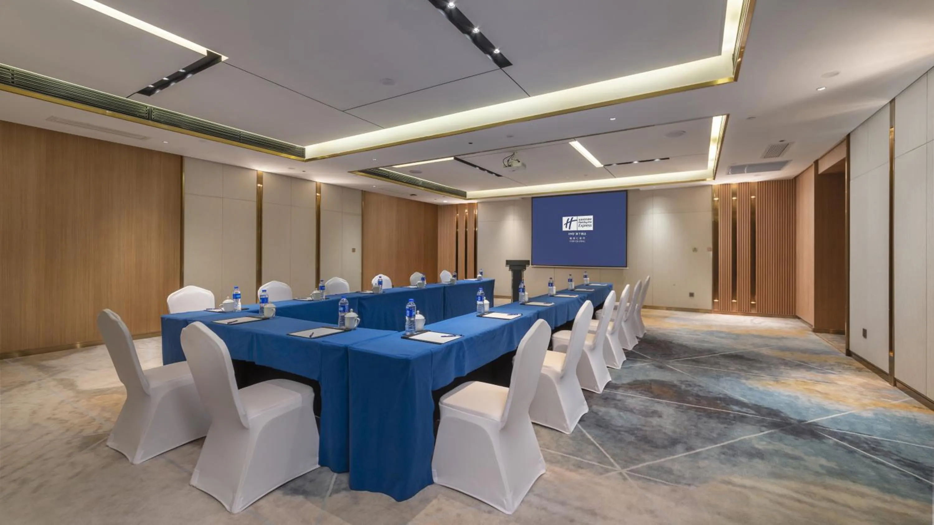 Meeting/conference room in Holiday Inn Express Qiliping by IHG
