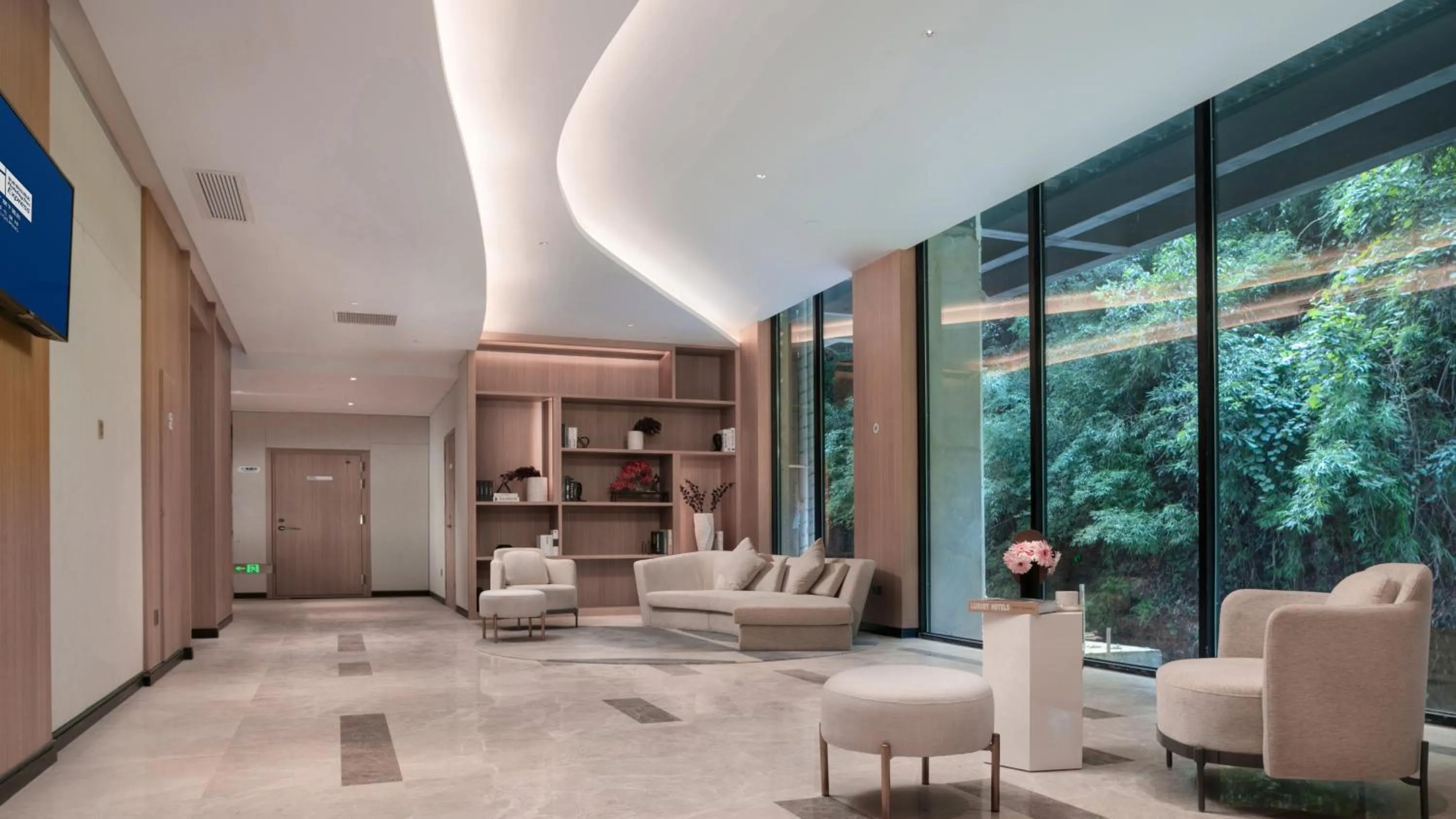 Restaurant/places to eat in Holiday Inn Express Qiliping by IHG