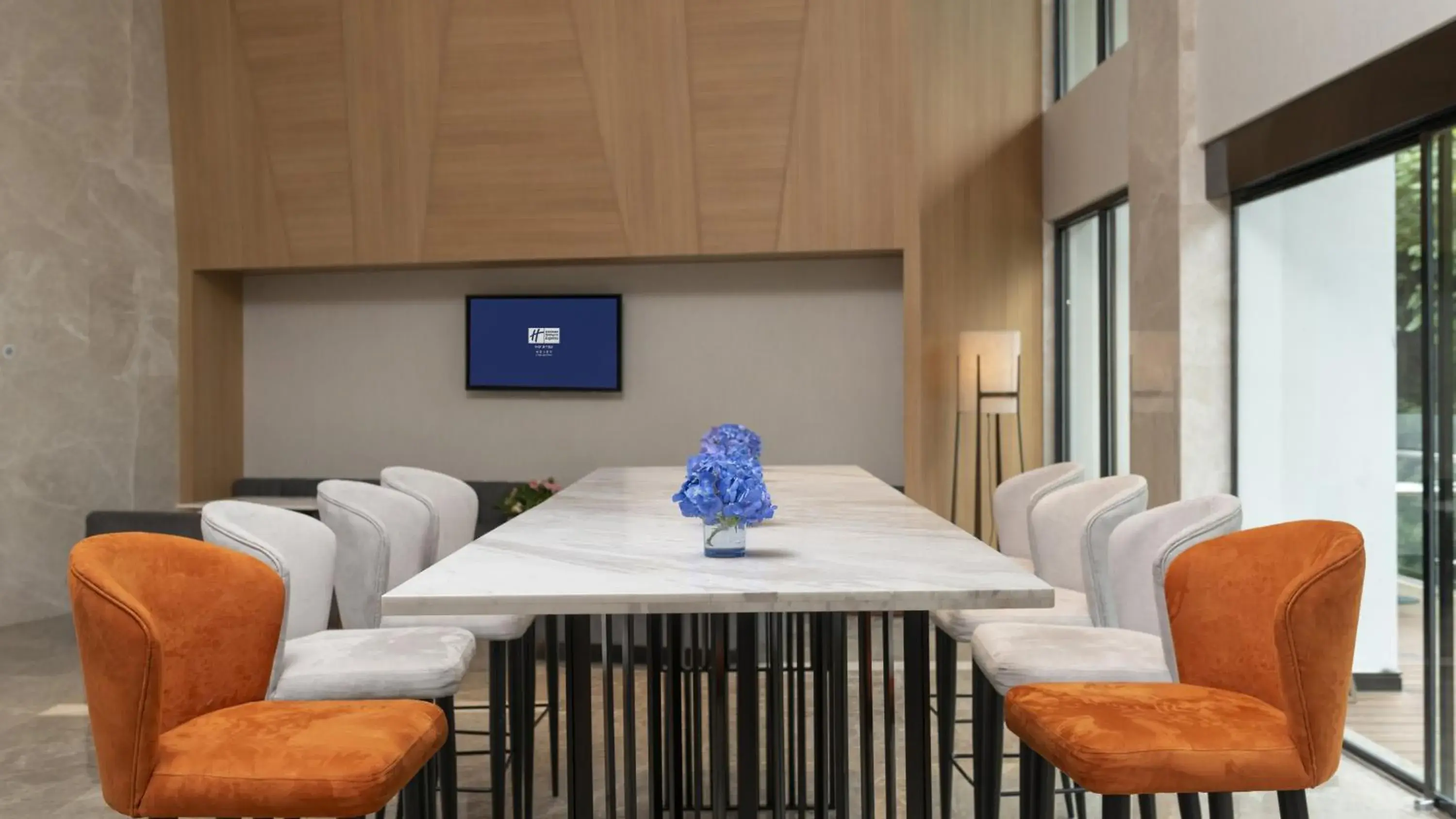 Property building in Holiday Inn Express Qiliping by IHG Property building in Holiday Inn Express Qiliping by IHG