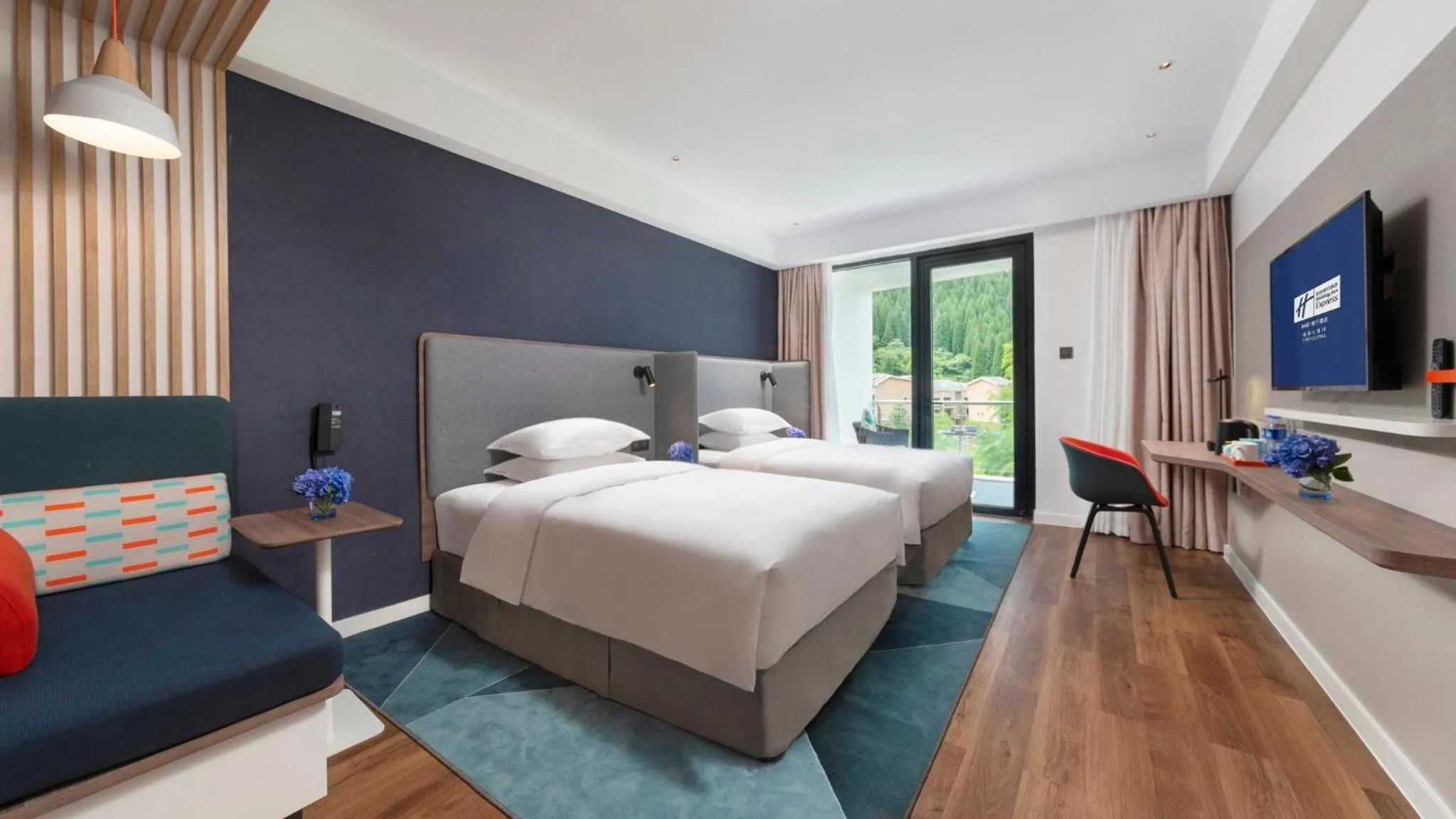 Photo of the whole room, Bed in Holiday Inn Express Qiliping by IHG